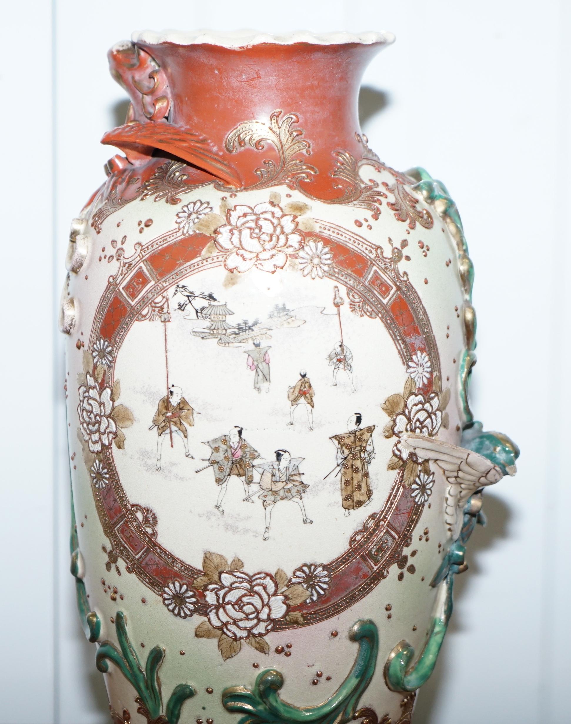Paar signierte große chinesische Vasen des frühen 19. Jahrhunderts mit verschnörkelten Mustern (Töpferwaren) im Angebot