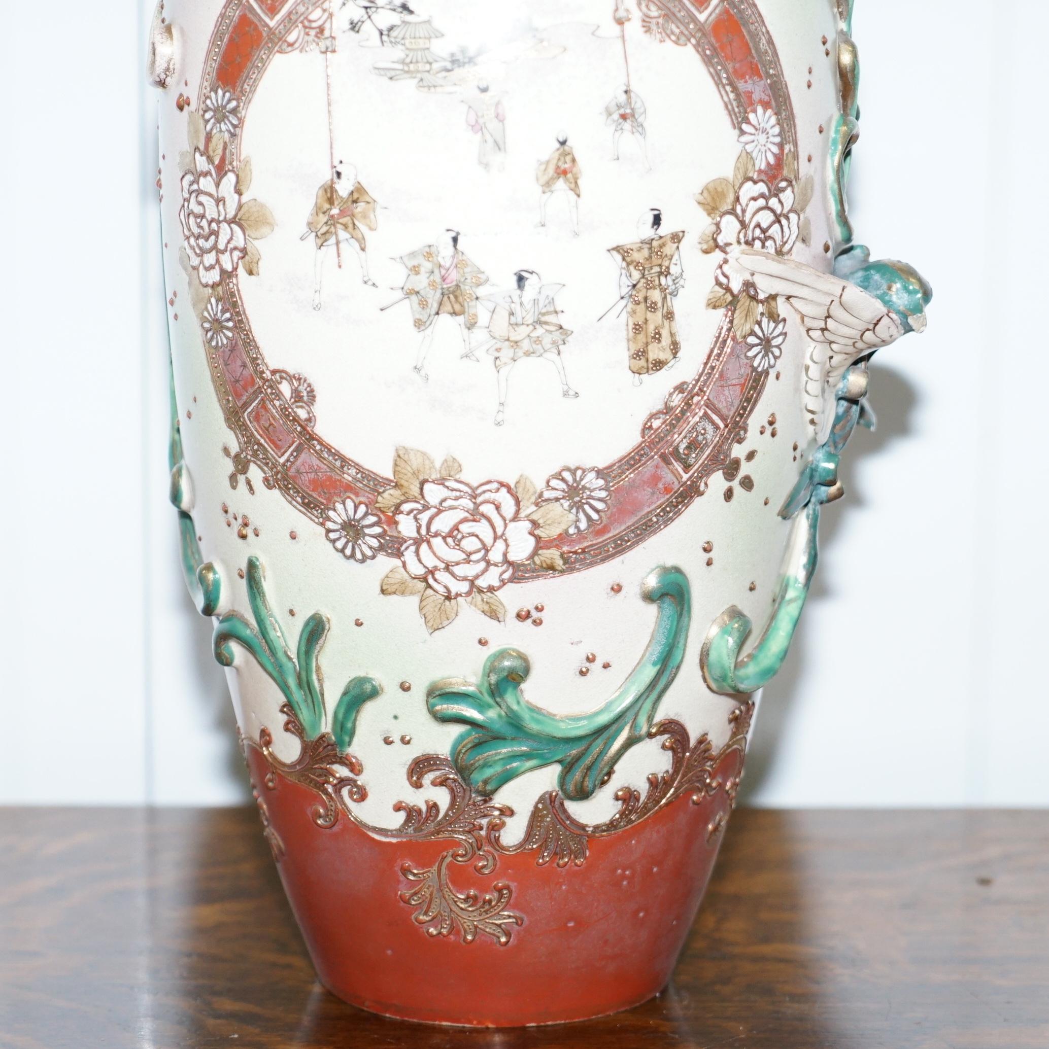 Paar signierte große chinesische Vasen des frühen 19. Jahrhunderts mit verschnörkelten Mustern im Angebot 1