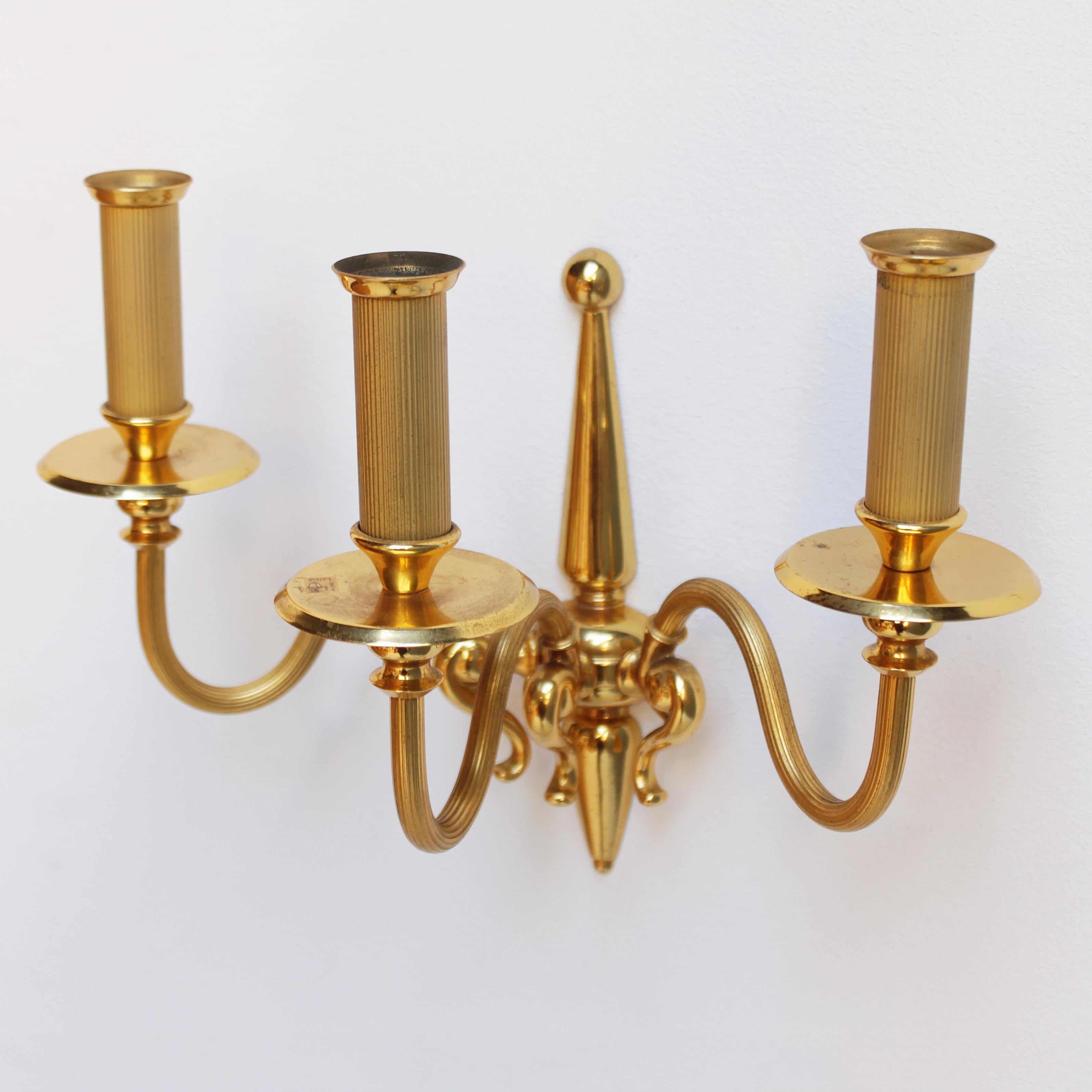 Two (2) Lumi Milano gold-plated wall lights, period 1960-69. 
Dimensions: height 10.24 in. (26 cm), width 13.0 in. (33 cm), depth 7.68 inches (19,5 cm).
The electricity is used but in a good condition, approved to European standards. Works in the