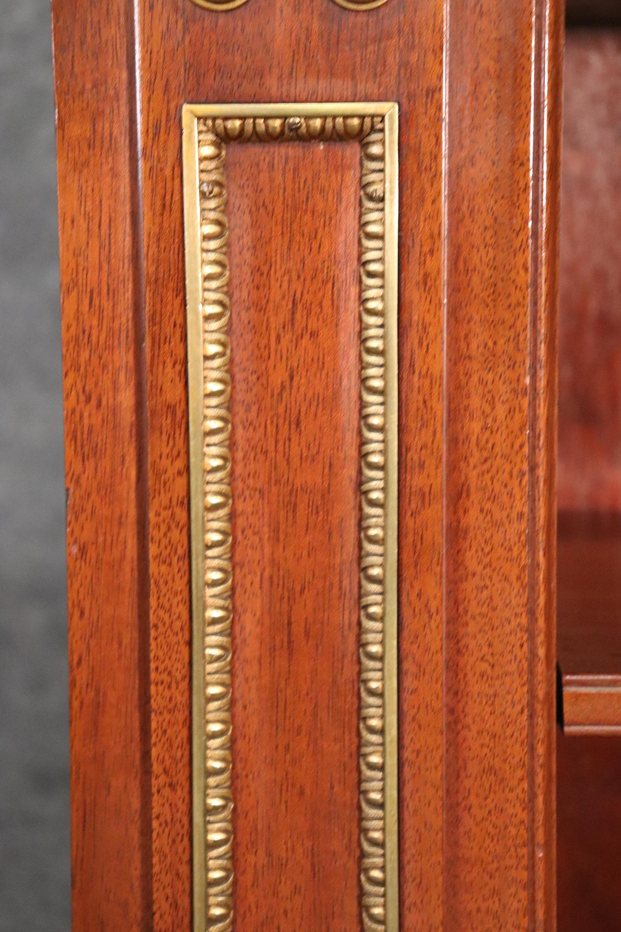 Coppia di librerie firmate Maison Jansen con ripiano in marmo e finiture in ottone in vendita 3
