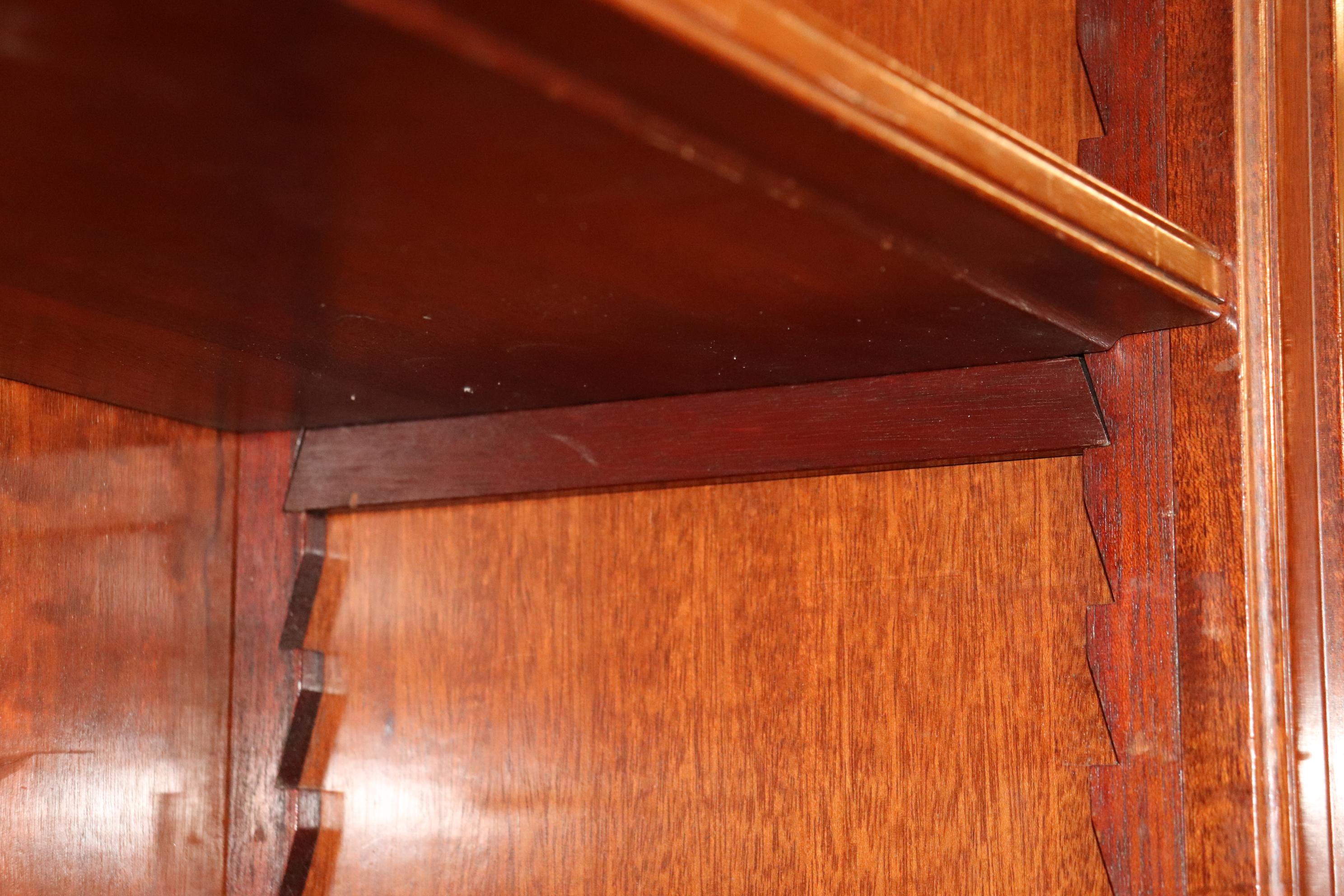 Coppia di librerie firmate Maison Jansen con ripiano in marmo e finiture in ottone in vendita 4