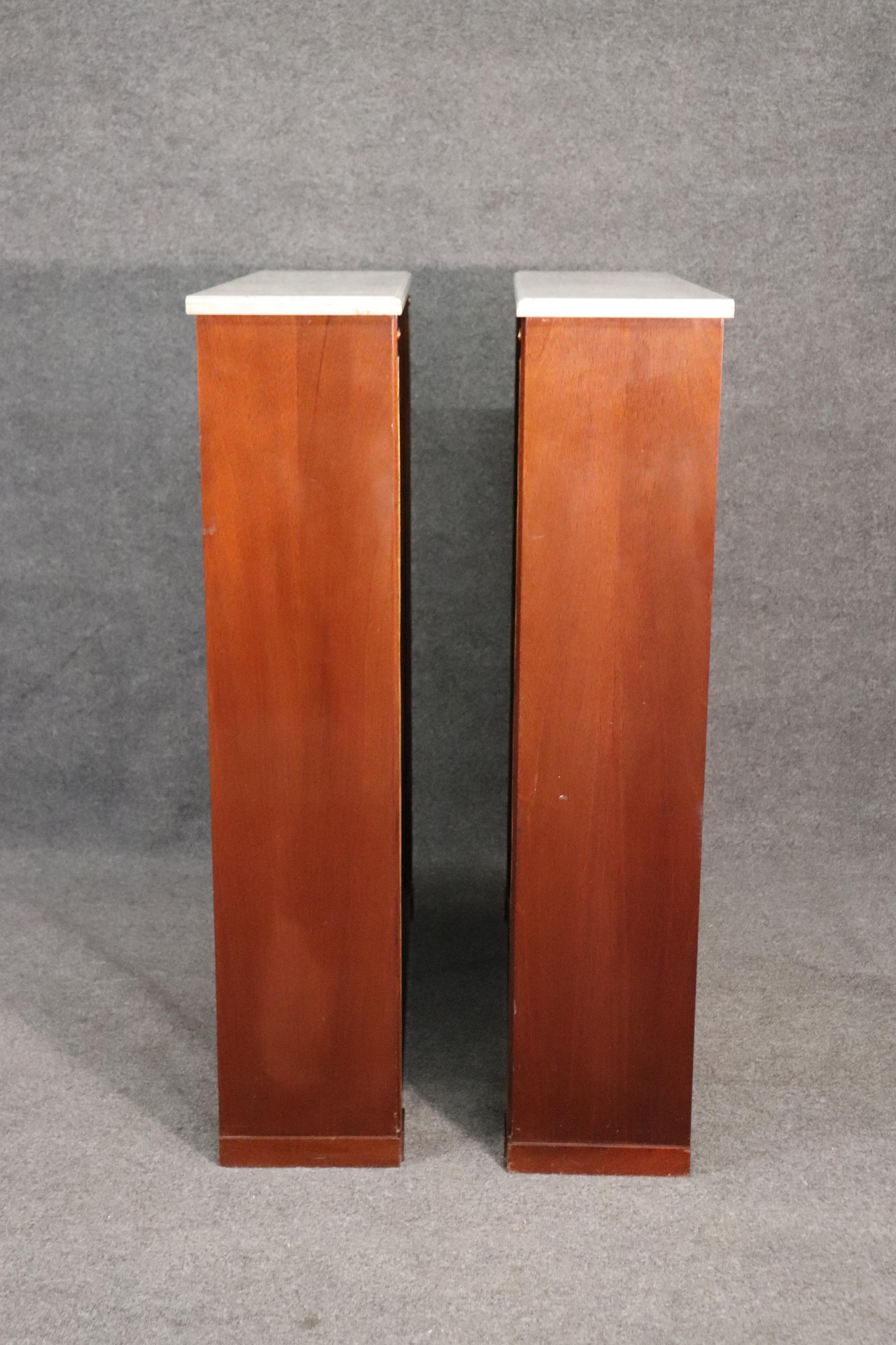 Coppia di librerie firmate Maison Jansen con ripiano in marmo e finiture in ottone in vendita 1