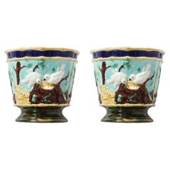 Paire de cache-pots en céramique majolique signés, ornés d'oiseaux, de nids et d'une bordure de bambous