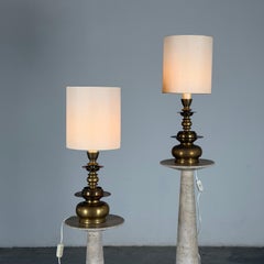 Ein Paar signierte Wandleuchten aus massivem Messing von Mauritius mit originalen Leinen-Lampenschirmen