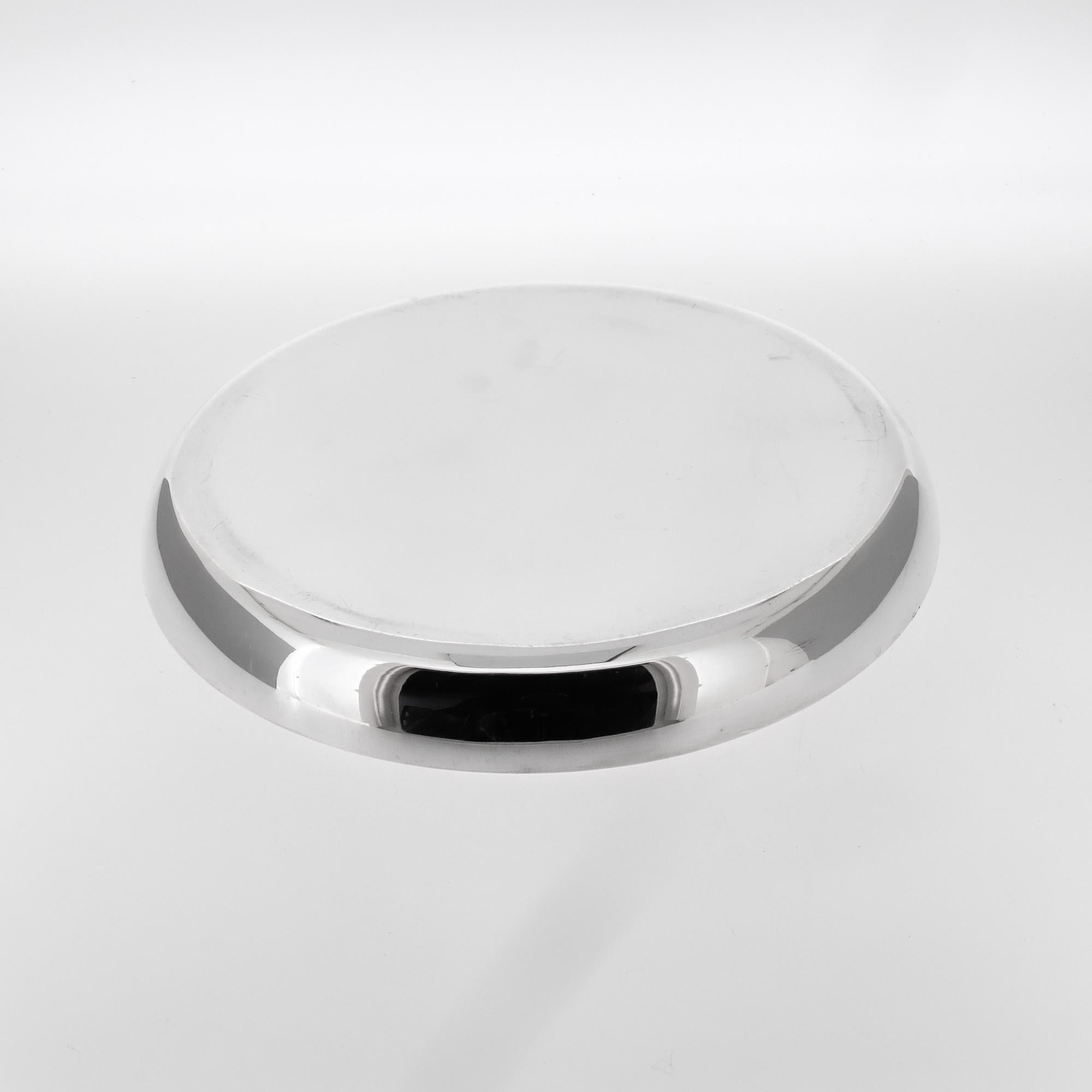 Paar signiert Mitte des Jahrhunderts Asprey & Co. Sterling Silber Weinflaschenuntersetzer im Angebot 4