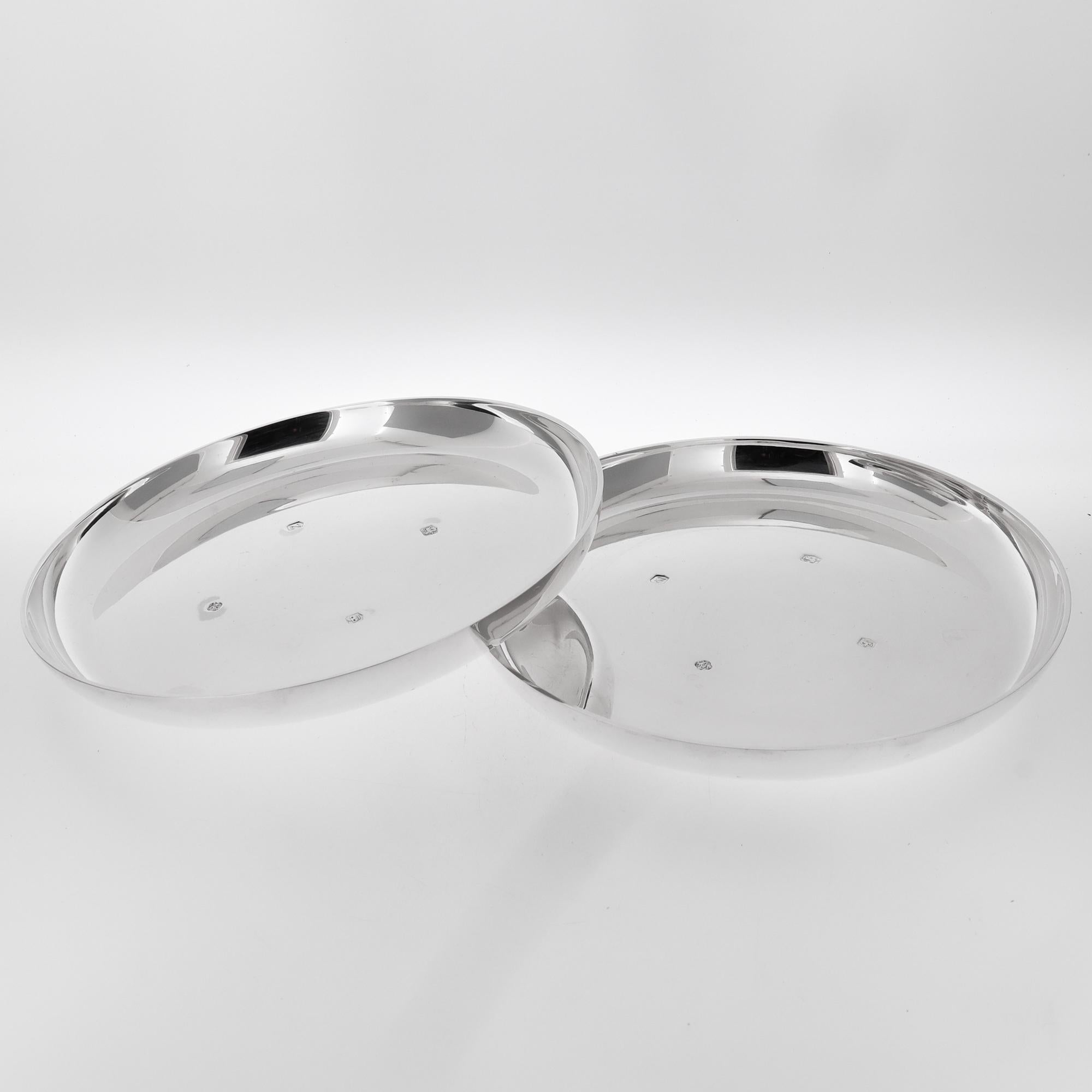 Paar signiert Mitte des Jahrhunderts Asprey & Co. Sterling Silber Weinflaschenuntersetzer (Moderne der Mitte des Jahrhunderts) im Angebot