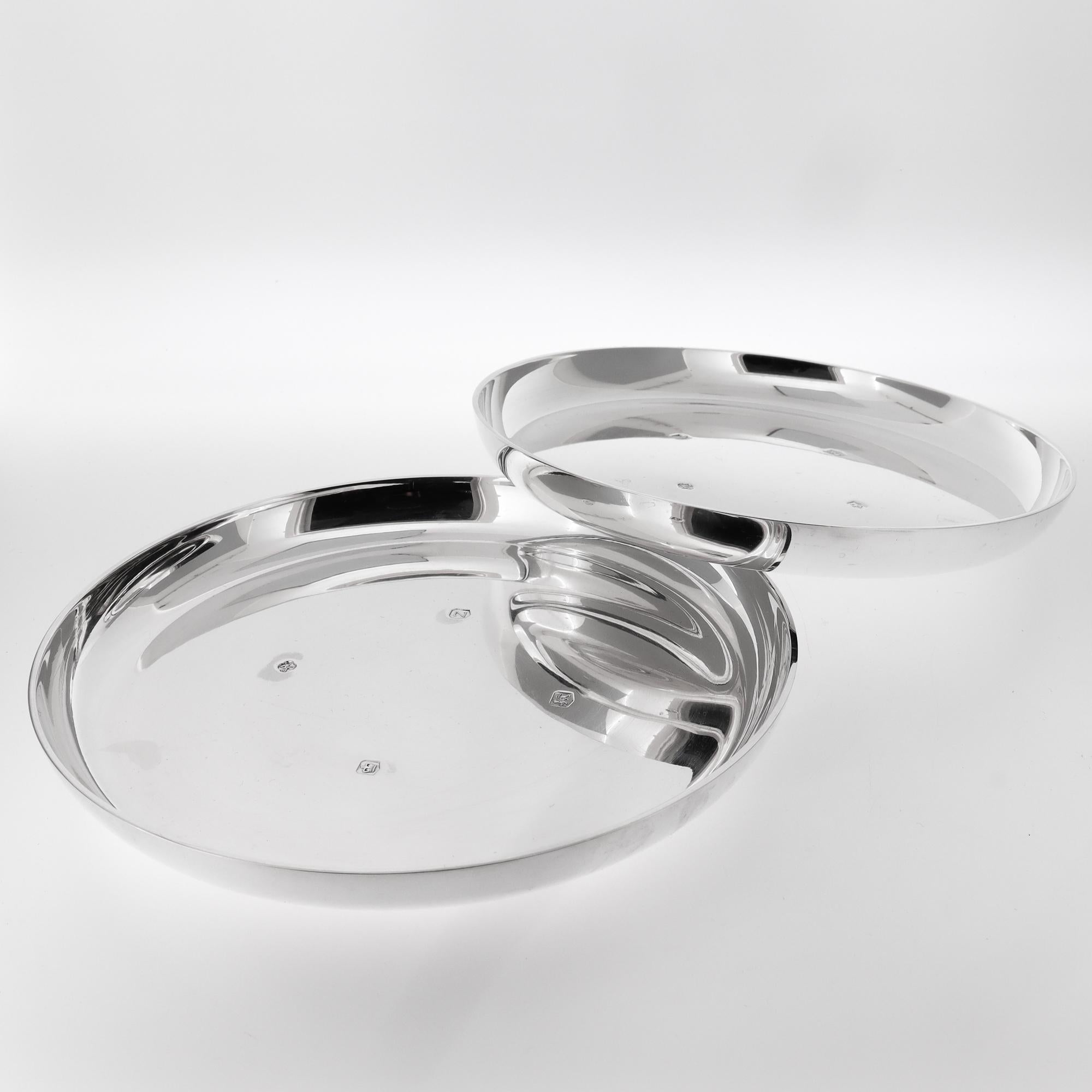 Paar signiert Mitte des Jahrhunderts Asprey & Co. Sterling Silber Weinflaschenuntersetzer (Britisch) im Angebot