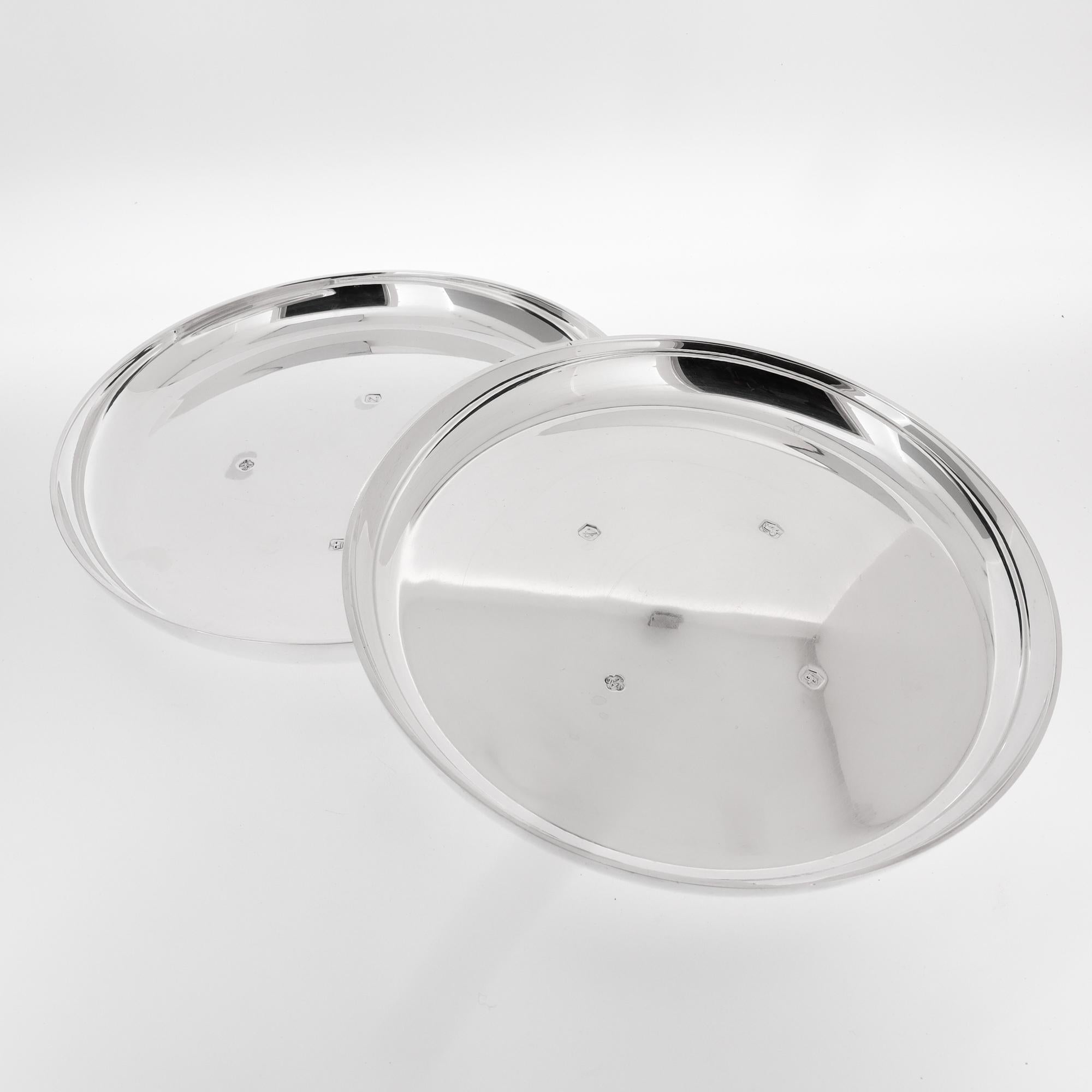 Paar signiert Mitte des Jahrhunderts Asprey & Co. Sterling Silber Weinflaschenuntersetzer im Zustand „Gut“ im Angebot in Philadelphia, PA