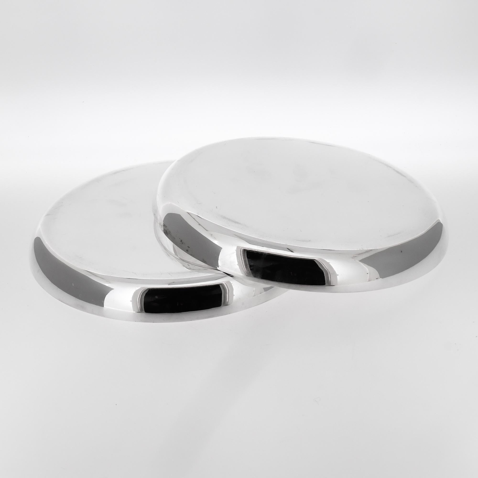 Paar signiert Mitte des Jahrhunderts Asprey & Co. Sterling Silber Weinflaschenuntersetzer (Sterlingsilber) im Angebot