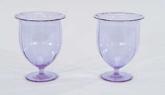 Ein Paar signierte Moser-Alexandrit-Kompottschalen und -Vasen mit Fuß