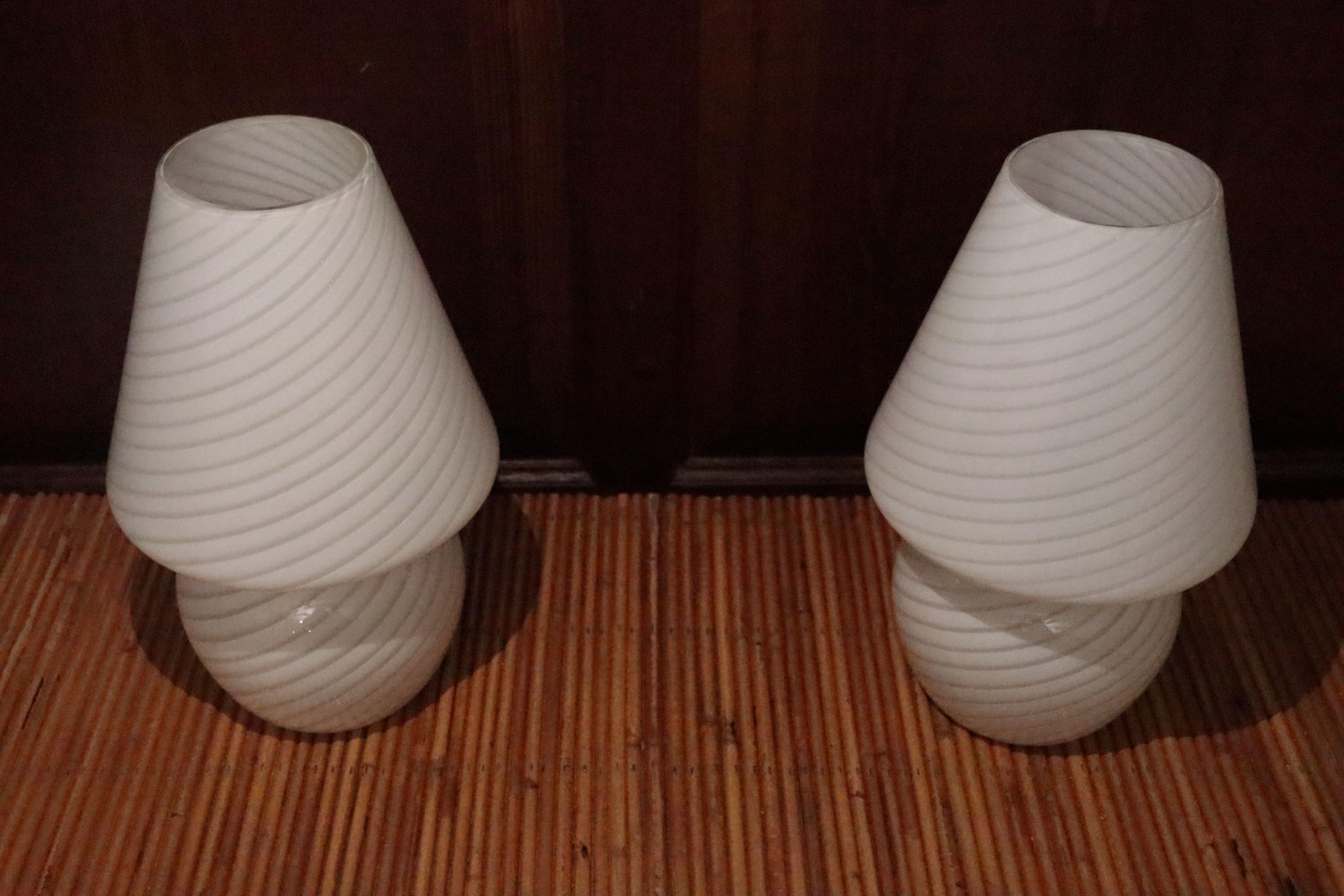 Pair Of Signed Murano Glass Lamps In Good Condition For Sale In Charmes, FR