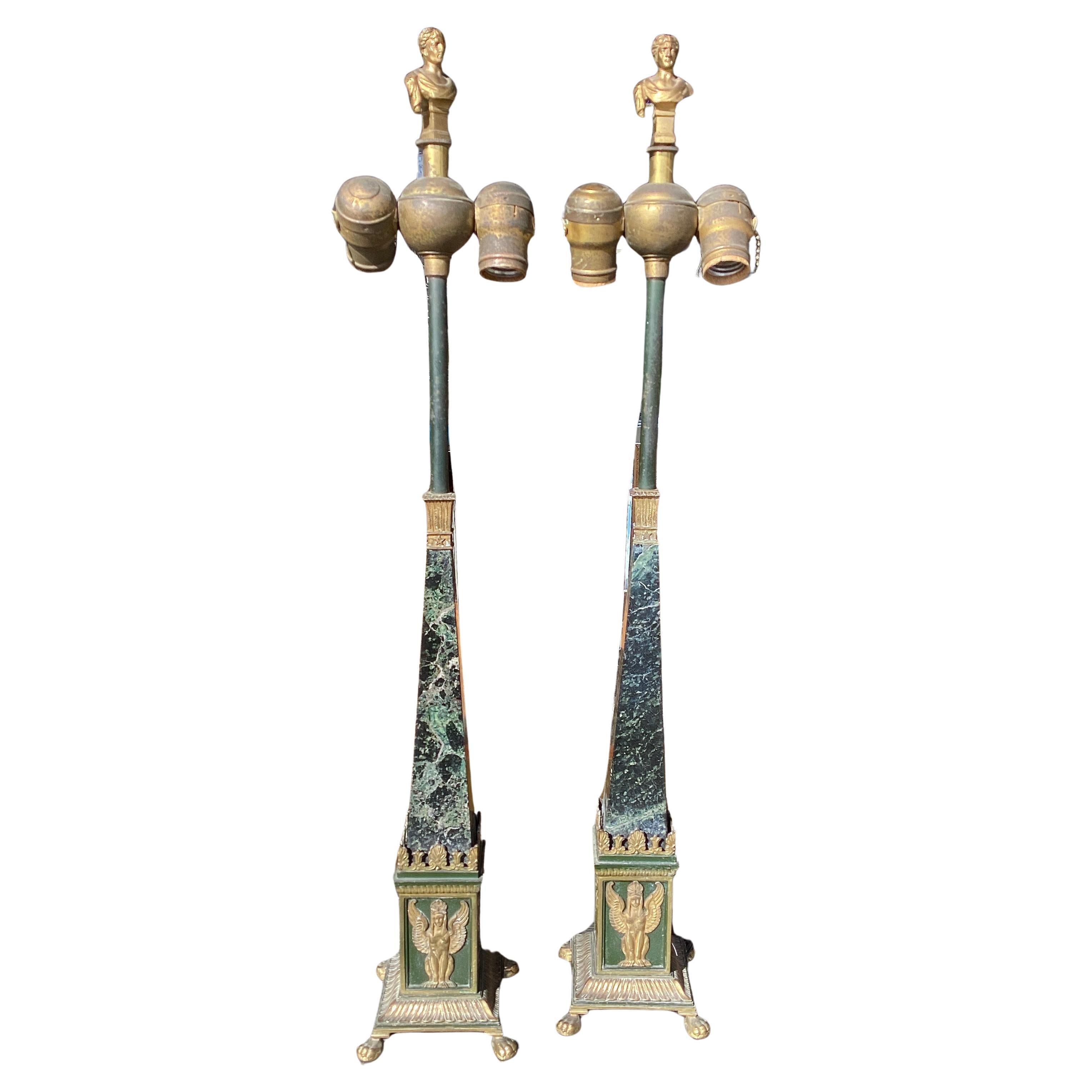 Coppia di lampade in marmo e bronzo firmate Oscar Bruno Bach in stile neo-classico. Le colonne affusolate in marmo verde si trovano su uno zoccolo quadrato. Gli zoccoli sono decorati con grifoni alati. Le lampade sono sollevate su piedi a zampa. Le