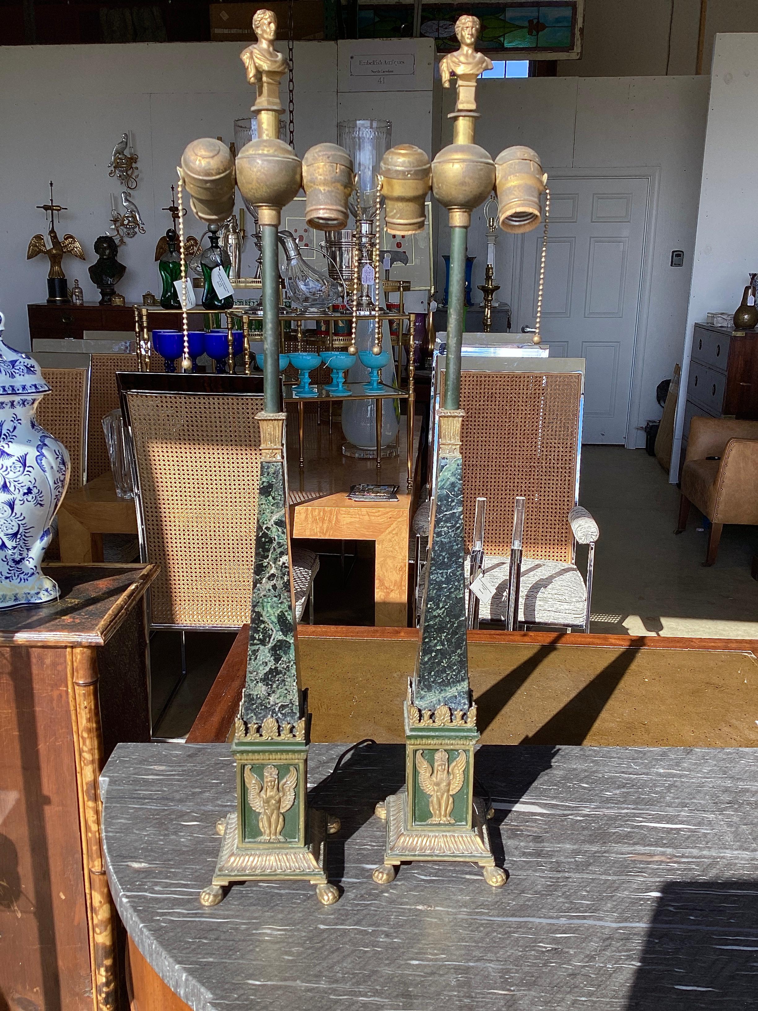 Neoclassico Coppia di lampade in marmo e bronzo in stile neo-classico firmate Oscar Bruno Bach in vendita