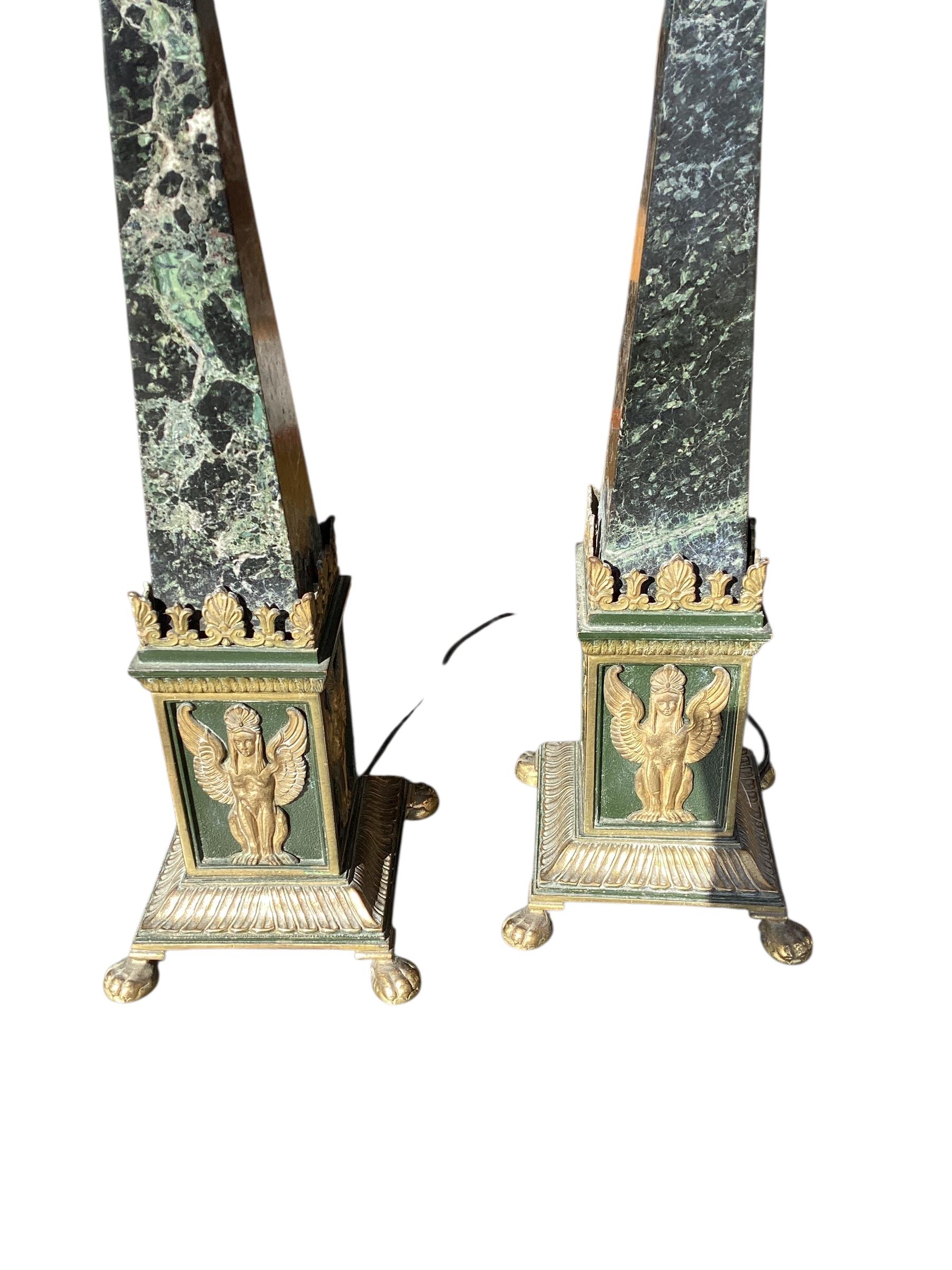 Americano Coppia di lampade in marmo e bronzo in stile neo-classico firmate Oscar Bruno Bach in vendita