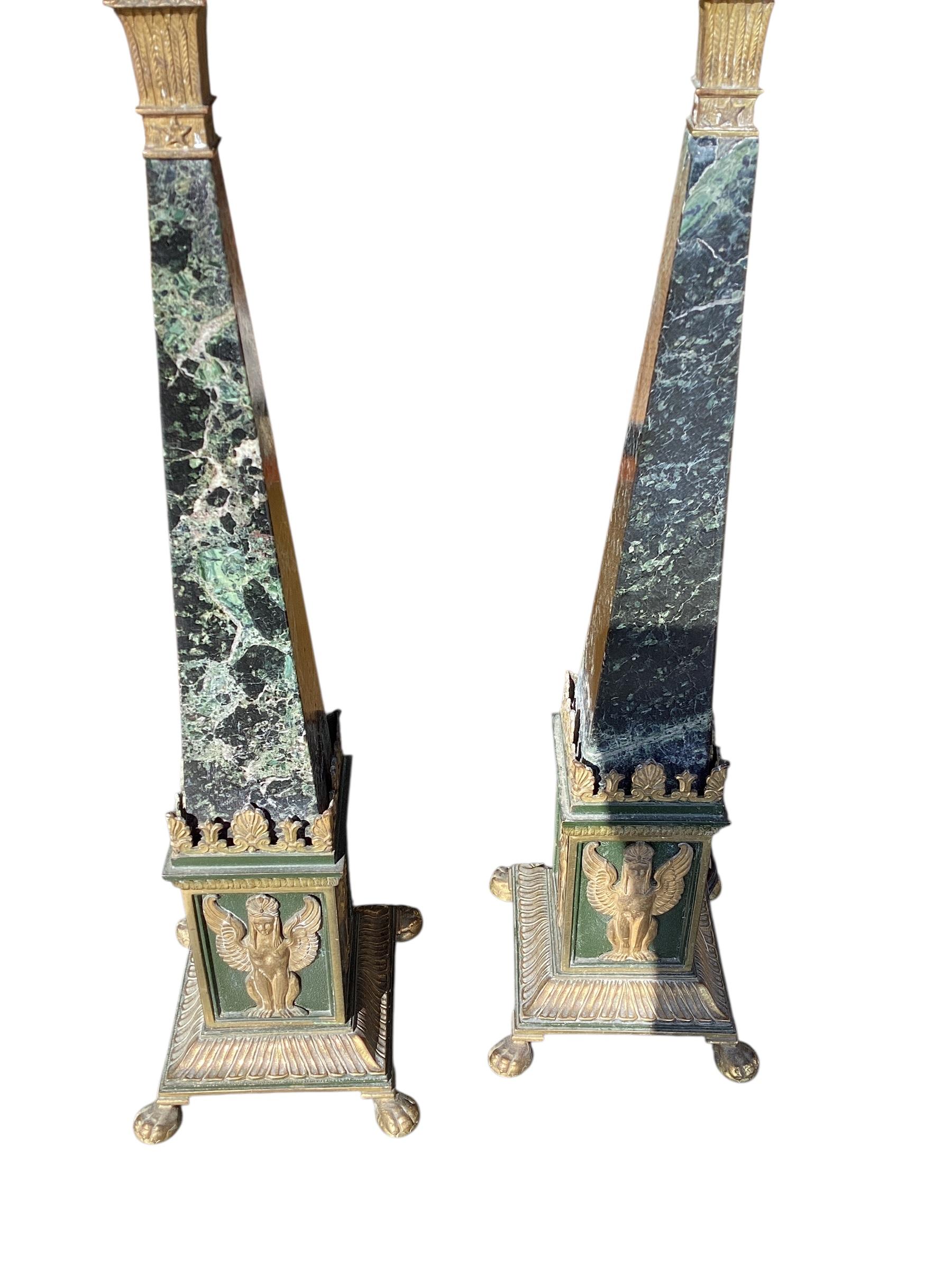 Inizio XX secolo Coppia di lampade in marmo e bronzo in stile neo-classico firmate Oscar Bruno Bach in vendita