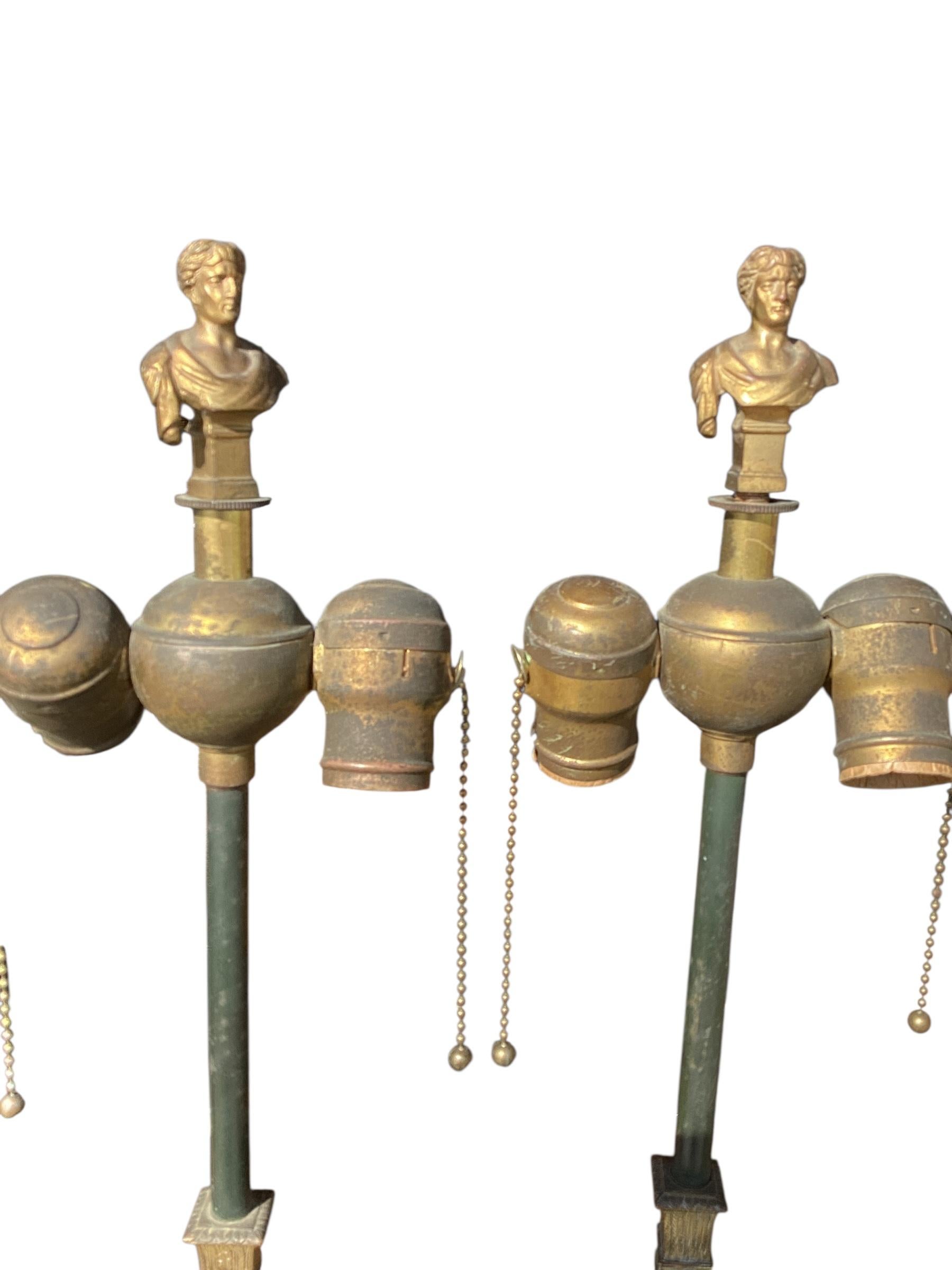 Bronzo Coppia di lampade in marmo e bronzo in stile neo-classico firmate Oscar Bruno Bach in vendita