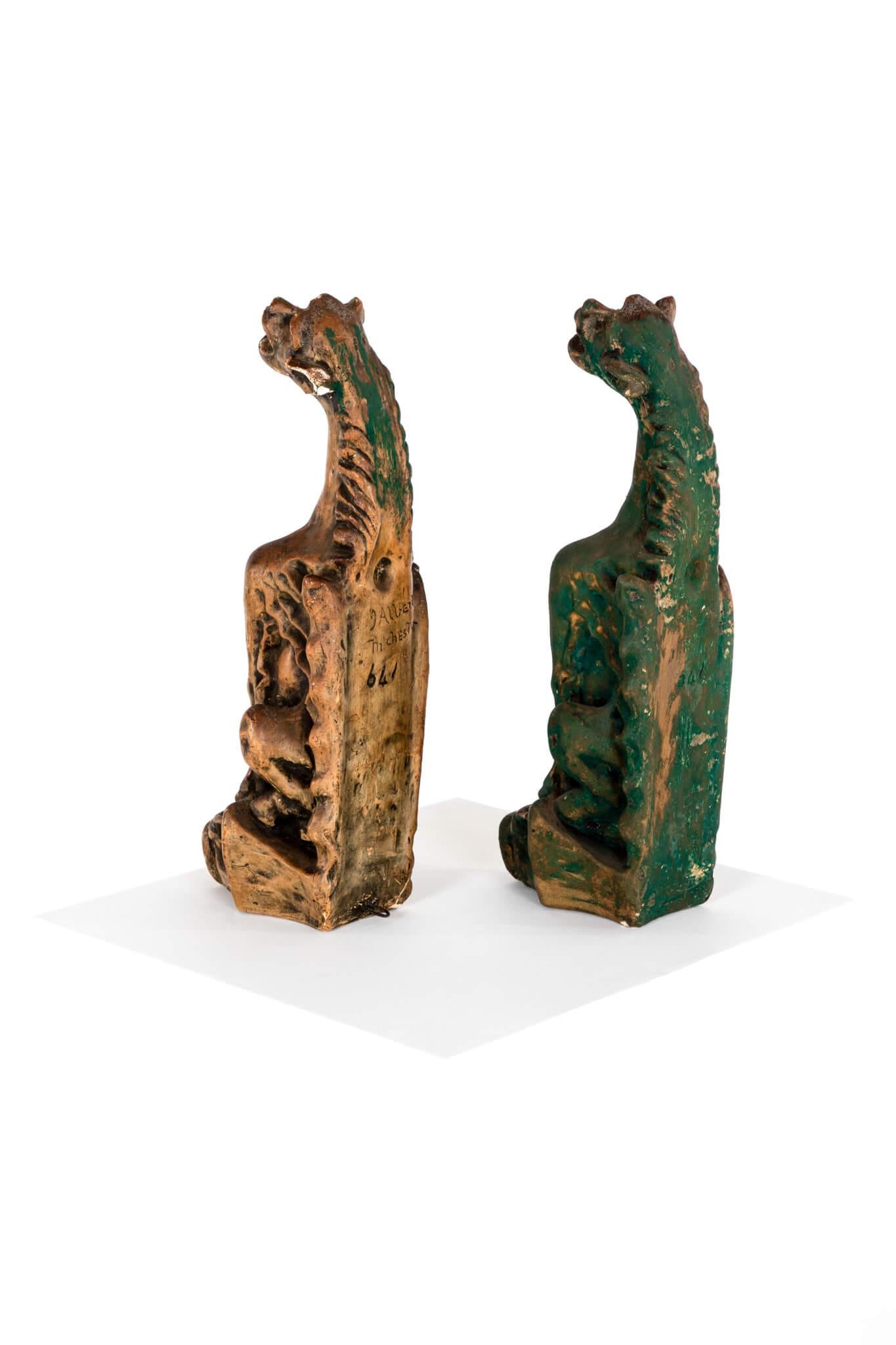 Olandese Coppia di gargoyle di Drargon in gesso firmati in vendita