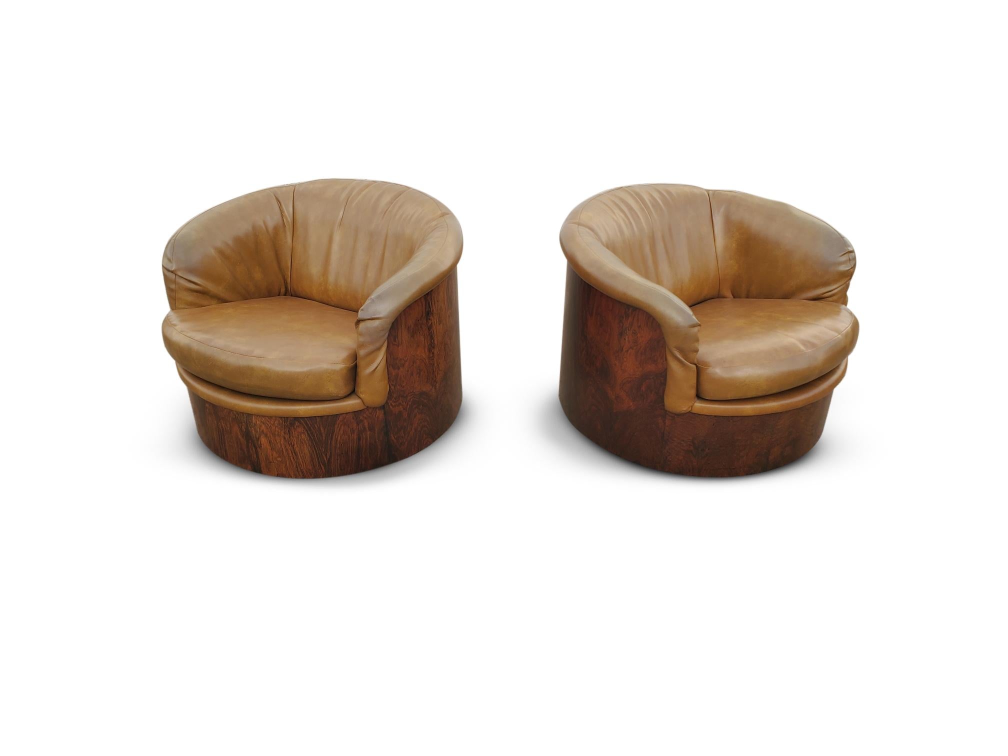 Pair of Signed Rosewood Plycraft Swivel Lounge Chairs  In Good Condition For Sale In Middlesex, NJ
