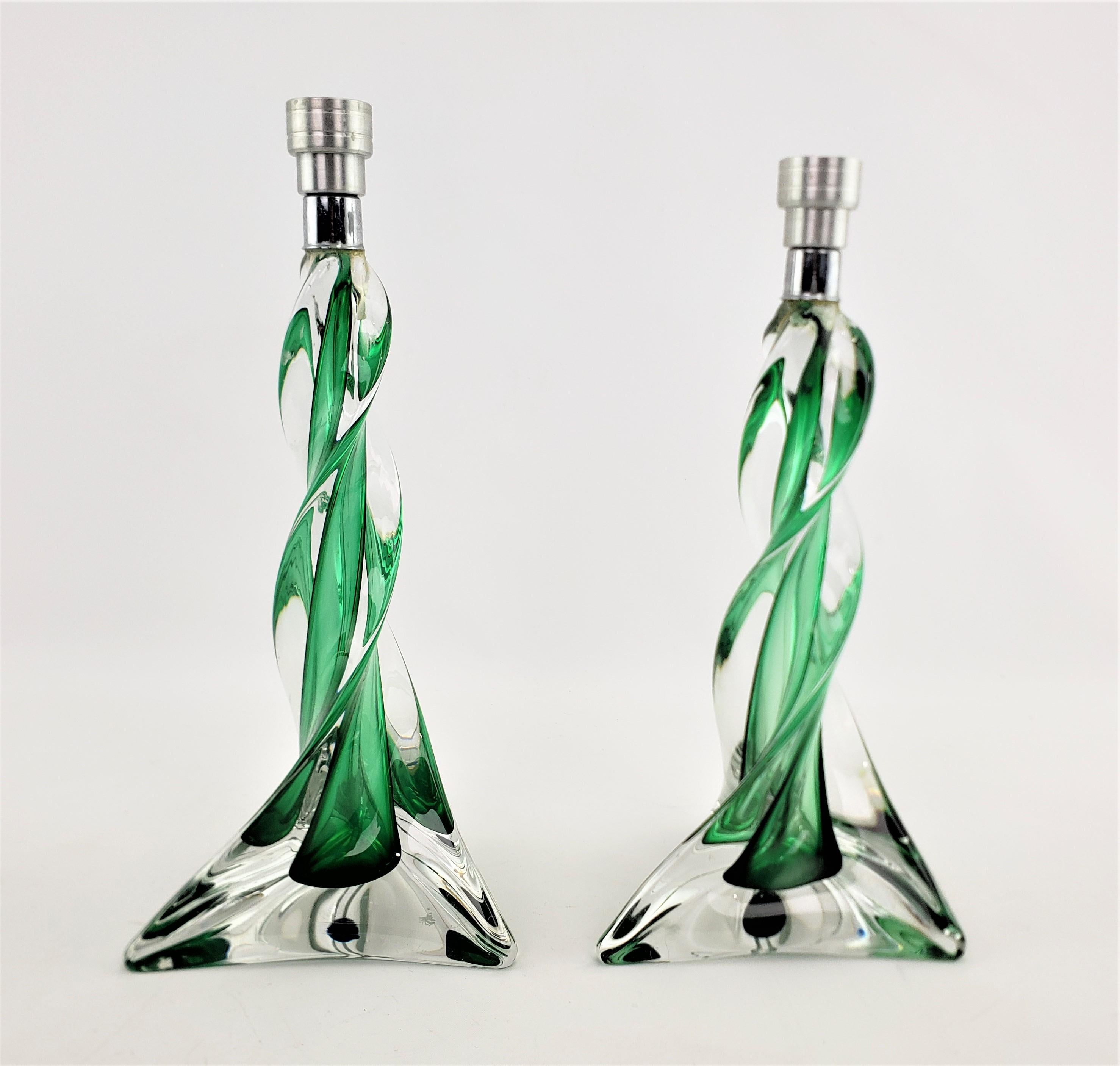Francese Coppia di candelabri scultorei in cristallo di St. Louis Crystal firmati Greene & Greene in vendita