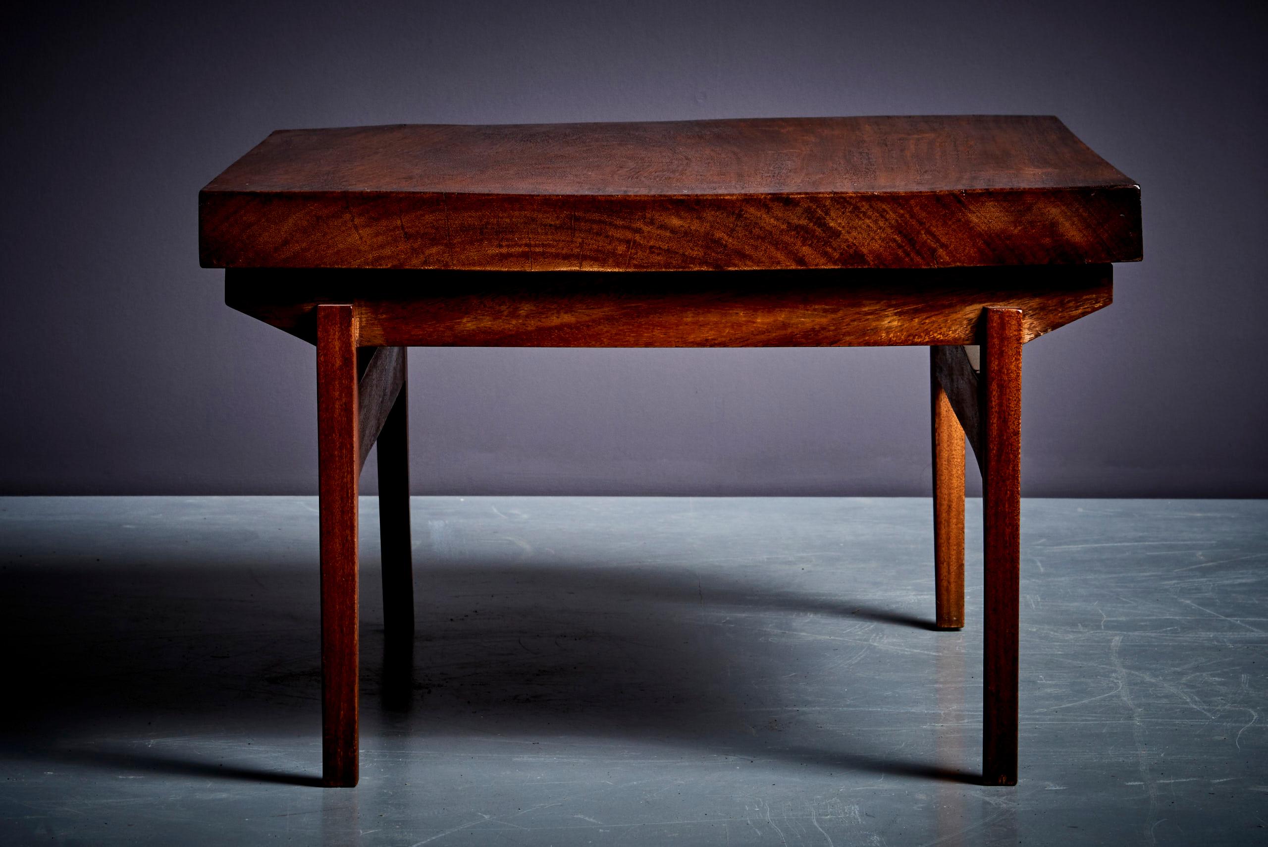 Ein Paar signierte Studio Craft Beistelltische, Guatemala, 1960er Jahre (Holz) im Angebot