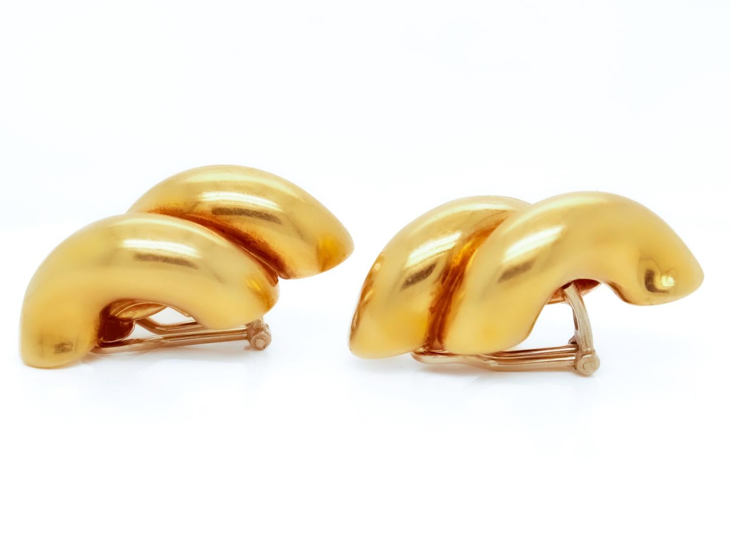 Modern Pair of Signed Tiffany & Co. 18k Yellow Gold San Marco Link Clip Earrings For Sale