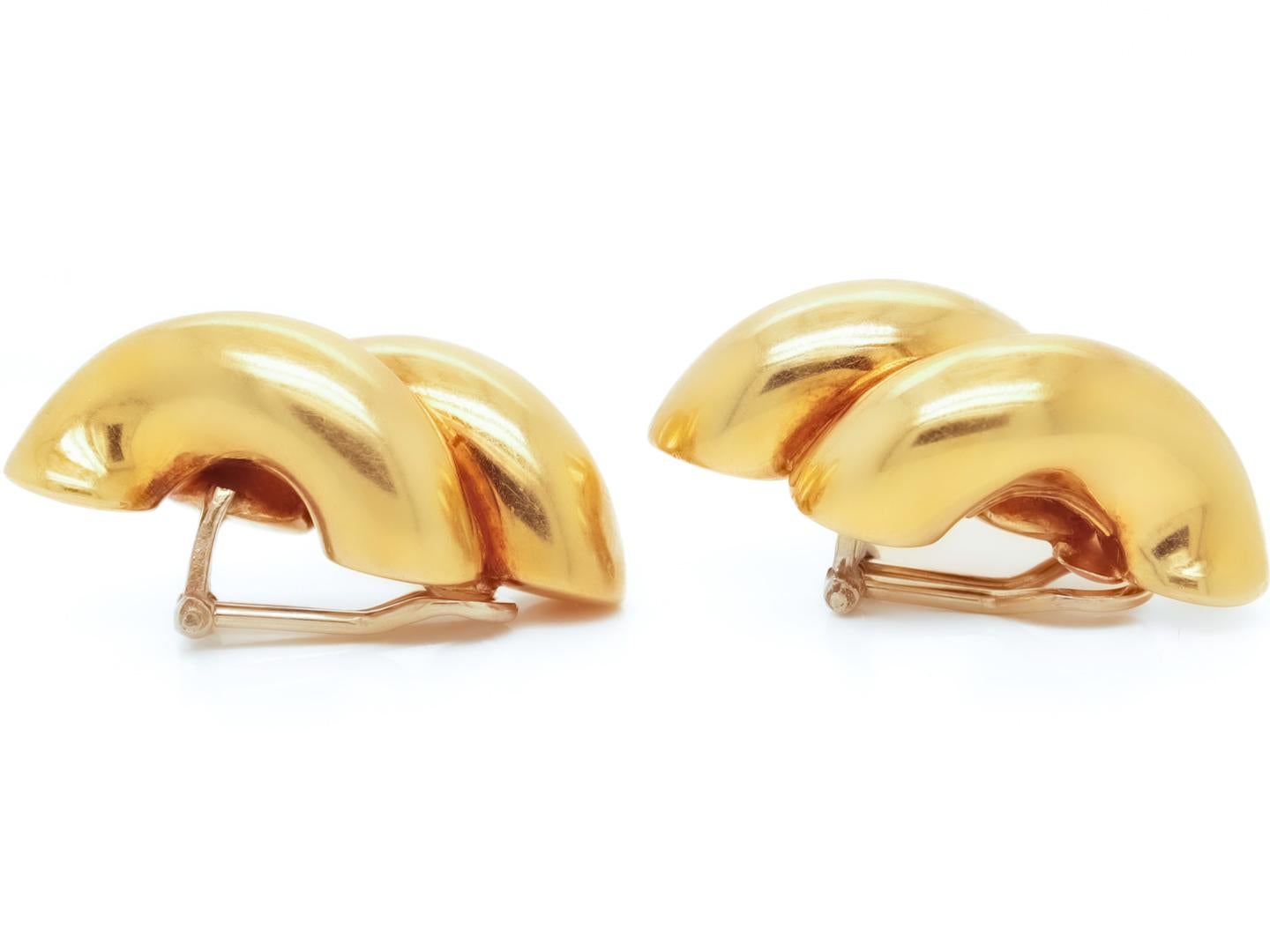 Women's Pair of Signed Tiffany & Co. 18k Yellow Gold San Marco Link Clip Earrings For Sale