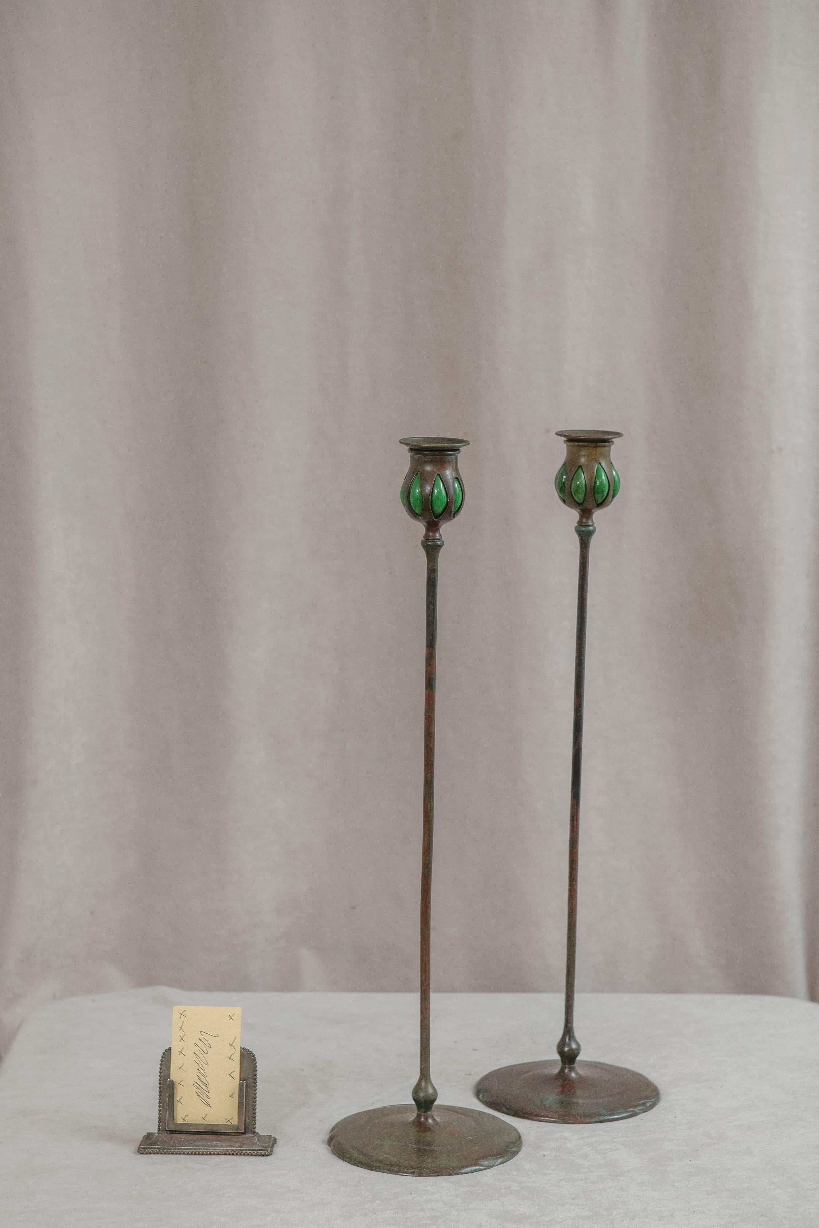  Una coppia molto alta ed elegante di lampade in bronzo e vetro verde soffiato del più rispettato produttore di lampade e accessori del suo tempo, Tiffany Studios. Sono firmati correttamente sul lato inferiore delle basi e sono rifiniti con una