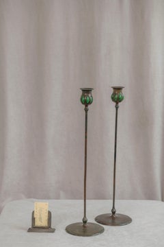 Paar signierte Tiffany Studios Bronze-Kerzenständer mit mundgeblasenen Holders, ca. 1905