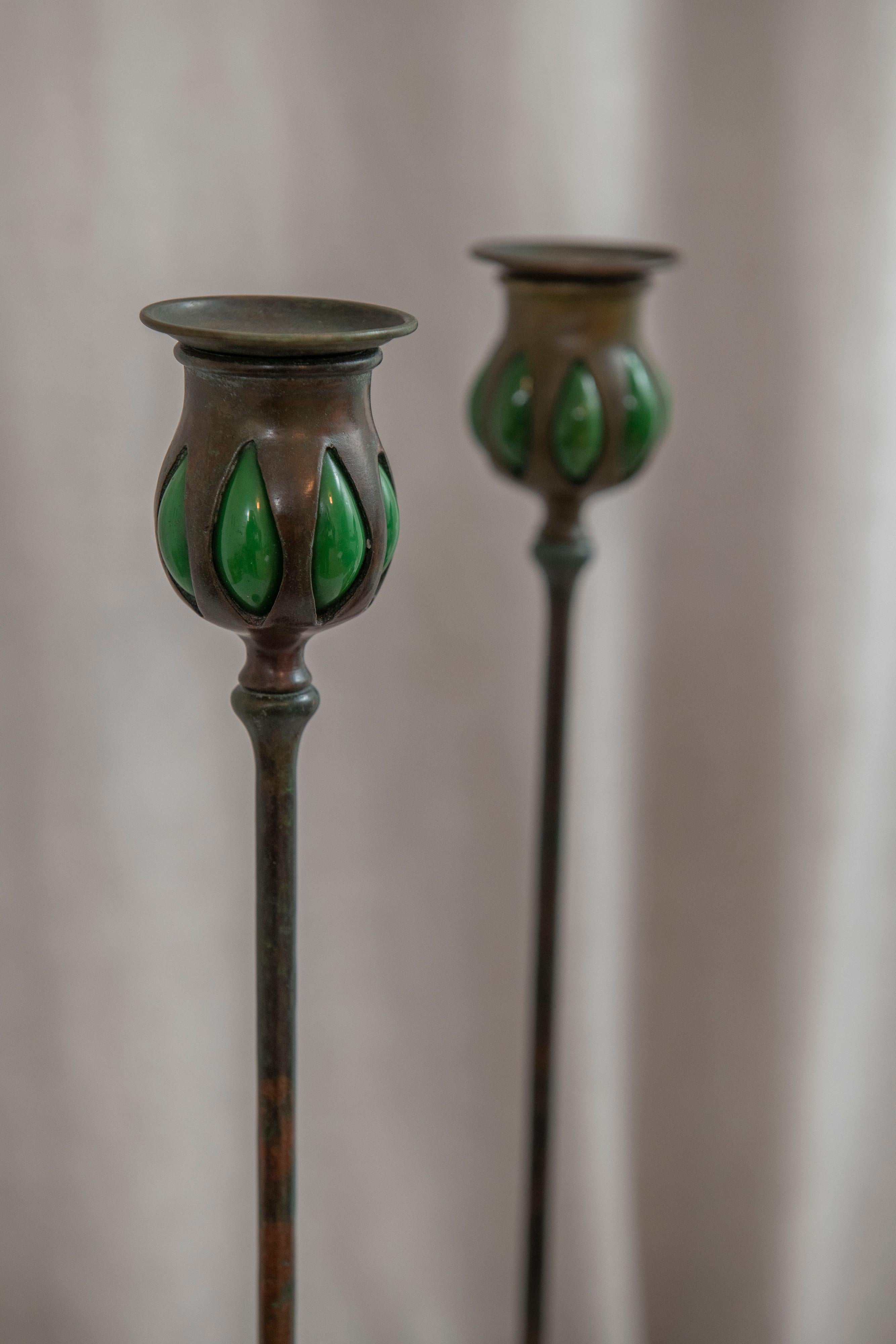 Arts and Crafts Coppia di candelieri in bronzo firmati Tiffany Studios con portacandele soffiati, 1905 ca. in vendita