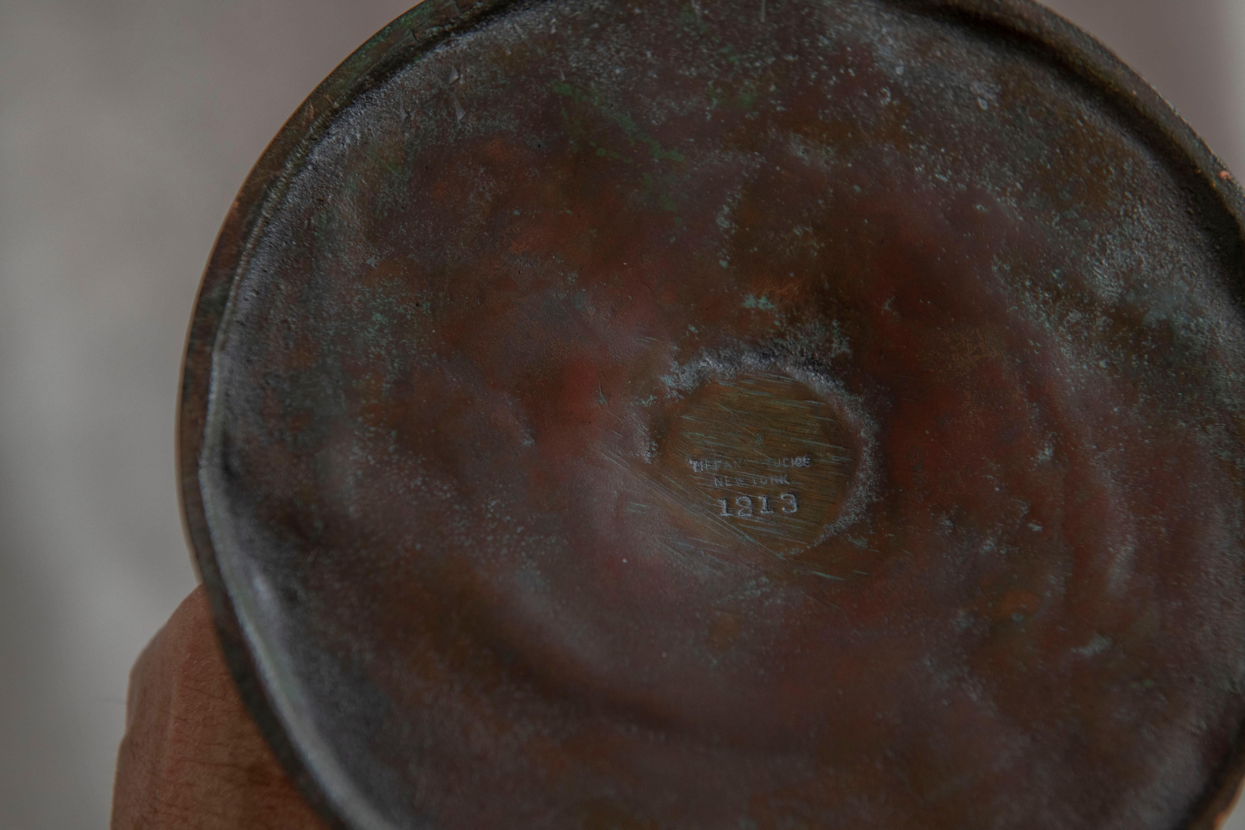 Fatto a mano Coppia di candelieri in bronzo firmati Tiffany Studios con portacandele soffiati, 1905 ca. in vendita