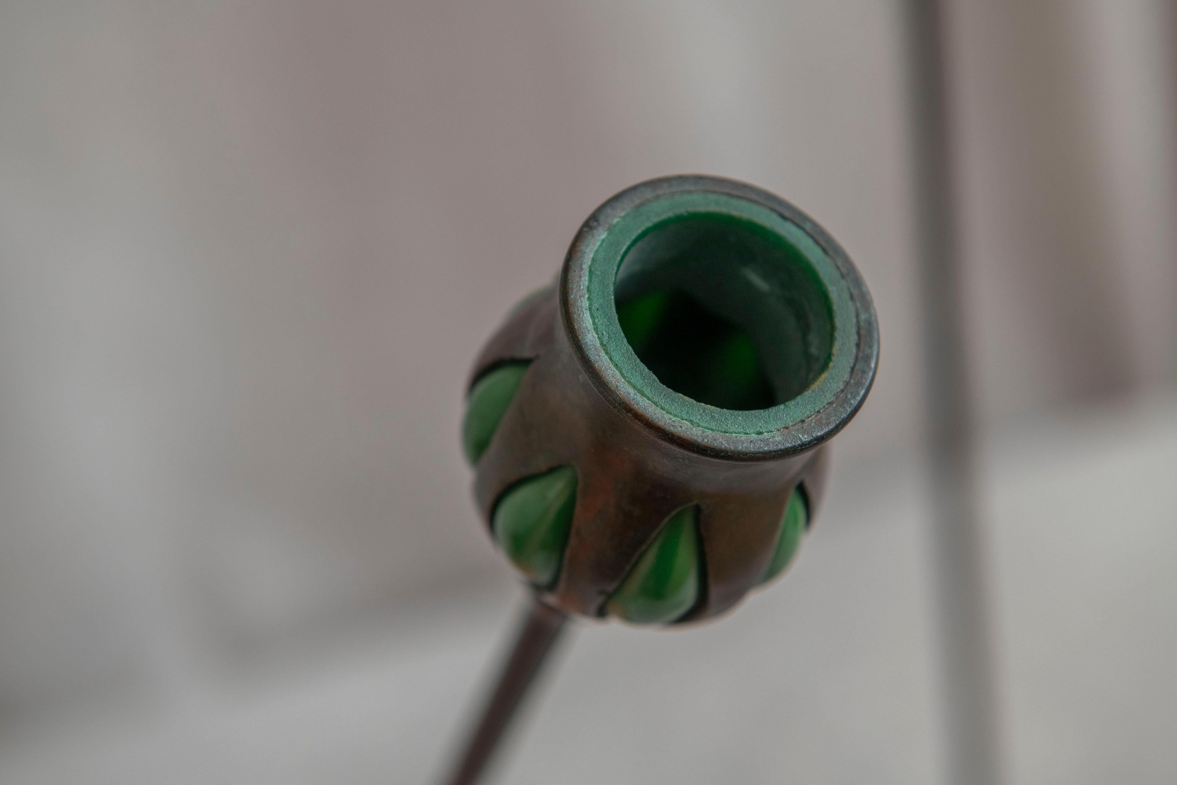 Inizio XX secolo Coppia di candelieri in bronzo firmati Tiffany Studios con portacandele soffiati, 1905 ca. in vendita