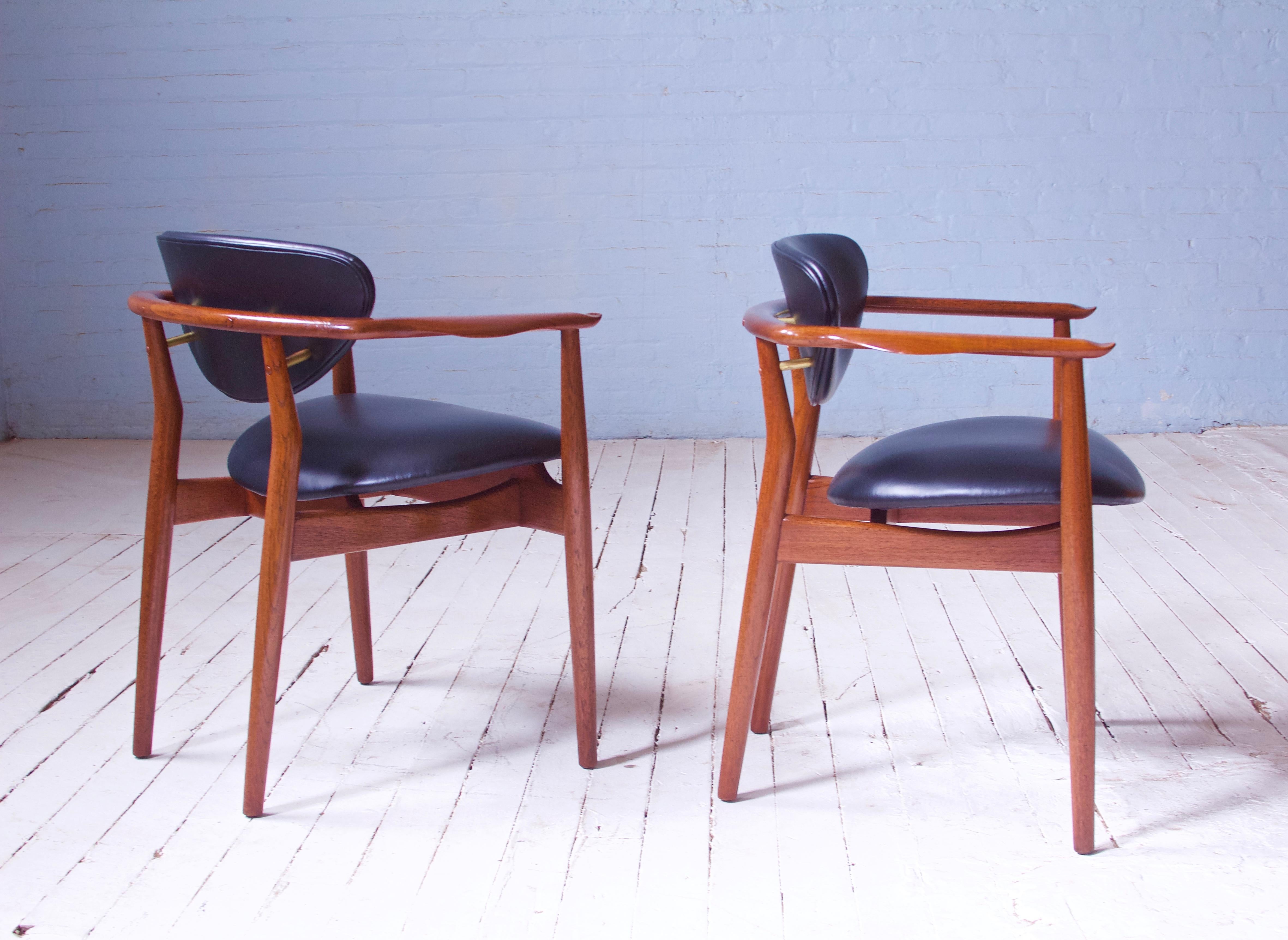 Pair of Signed Vintage Finn Juhl '109' Armchairs in Teak, Leather & Brass, 1946 In Good Condition In Brooklyn, NY