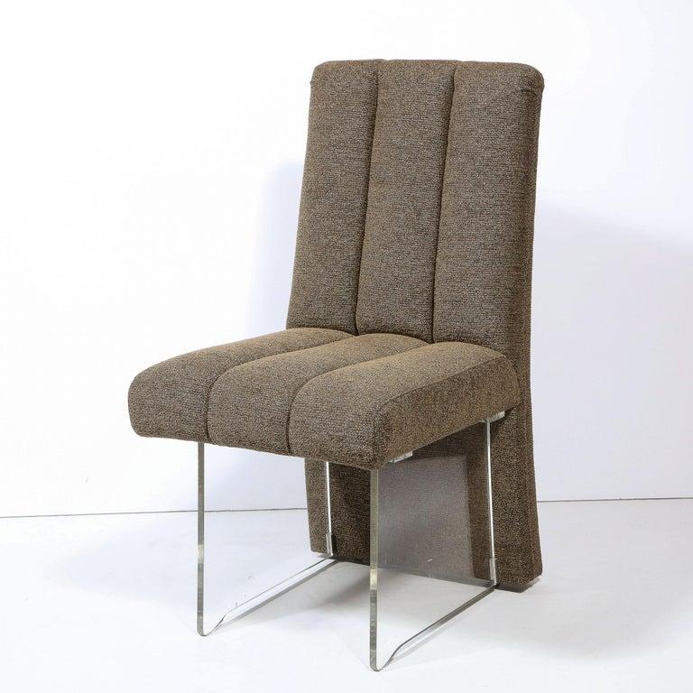 Paar signierte Vladimir Kagan Channeled „Clos“-Stühle in Holly Hunt-Stoff (Moderne der Mitte des Jahrhunderts) im Angebot