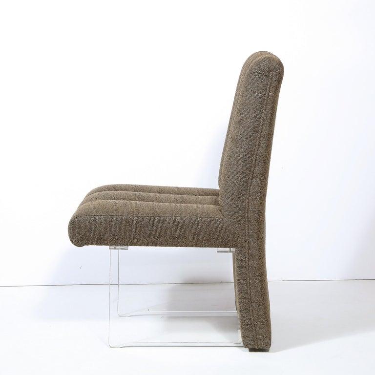 Paar signierte Vladimir Kagan Channeled „Clos“-Stühle in Holly Hunt-Stoff im Zustand „Hervorragend“ im Angebot in New York, NY