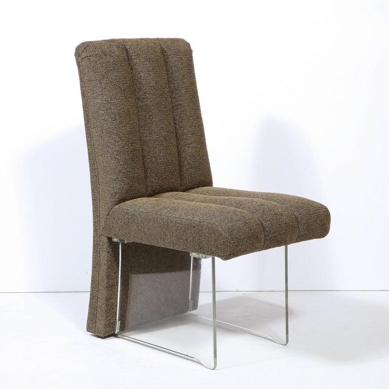 Paar signierte Vladimir Kagan Channeled „Clos“-Stühle in Holly Hunt-Stoff (Polster) im Angebot