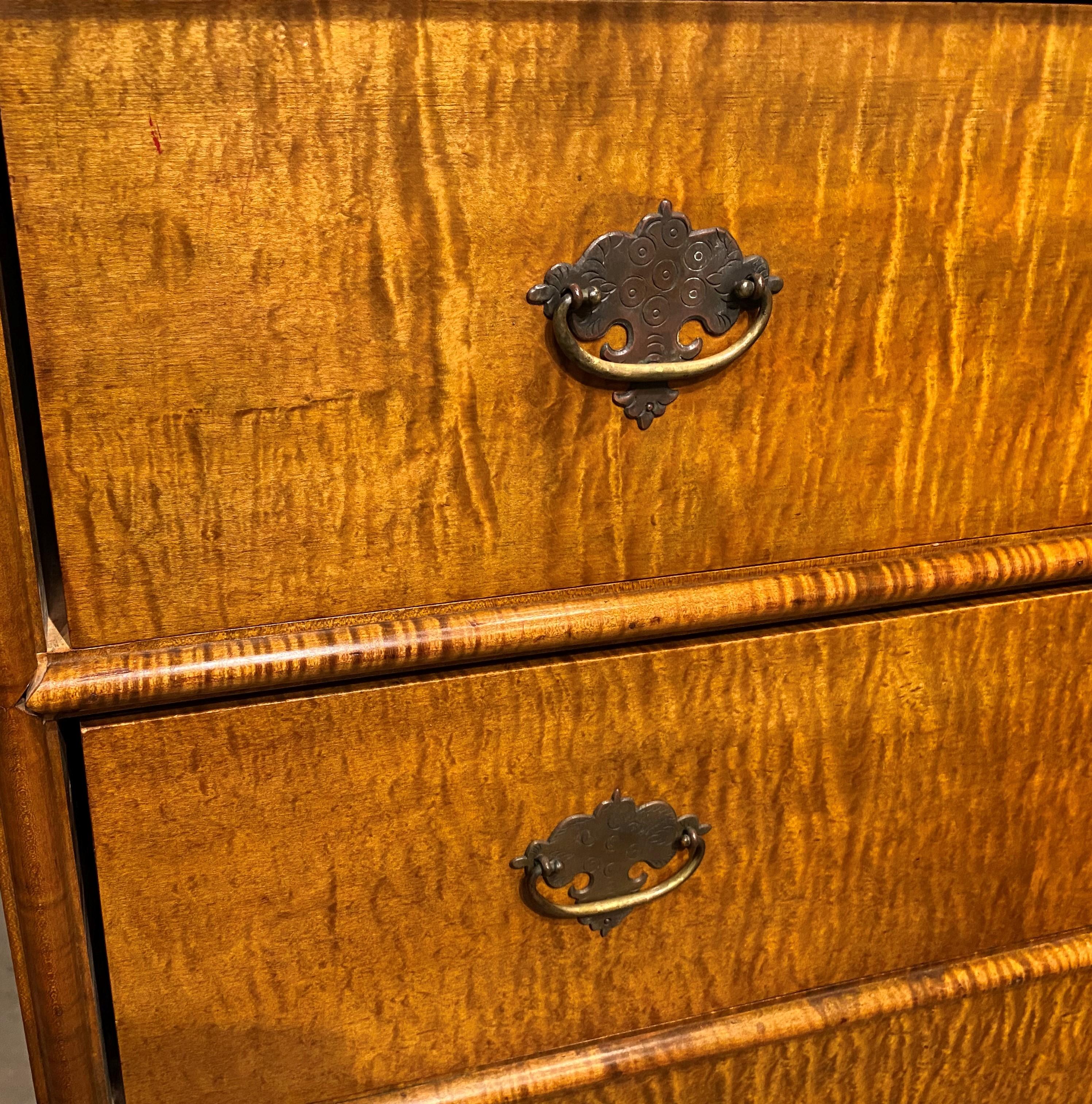 Pair of Signed Wallace Nutting William & Mary Style Tiger Maple 4-Drawer Chests 7