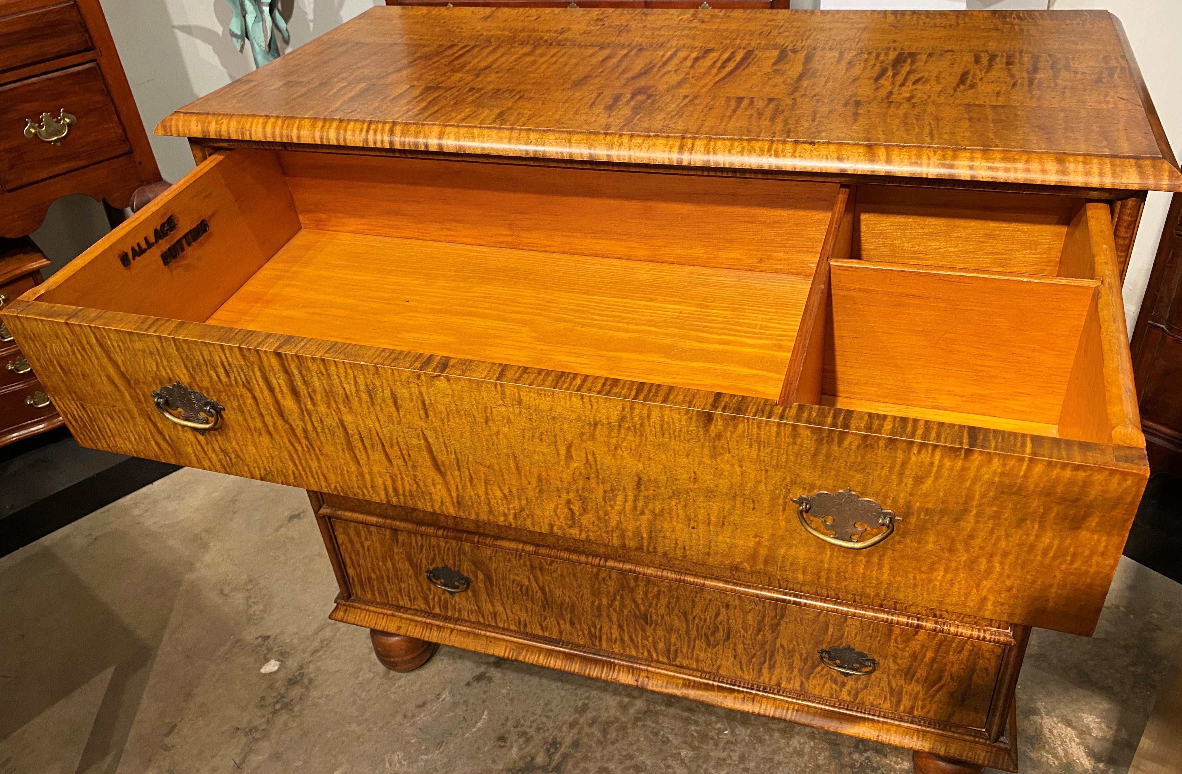 Pair of Signed Wallace Nutting William & Mary Style Tiger Maple 4-Drawer Chests In Good Condition In Milford, NH