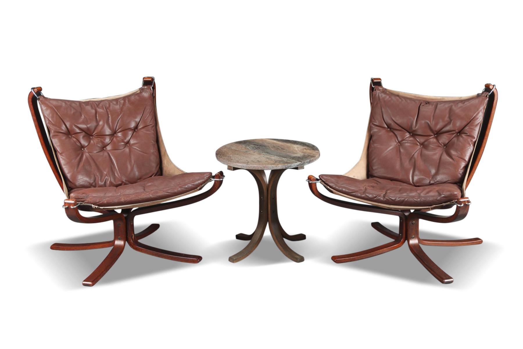Pair of Sigurd Ressell Falcon Chairs + Side Table In Excellent Condition In Berkeley, CA