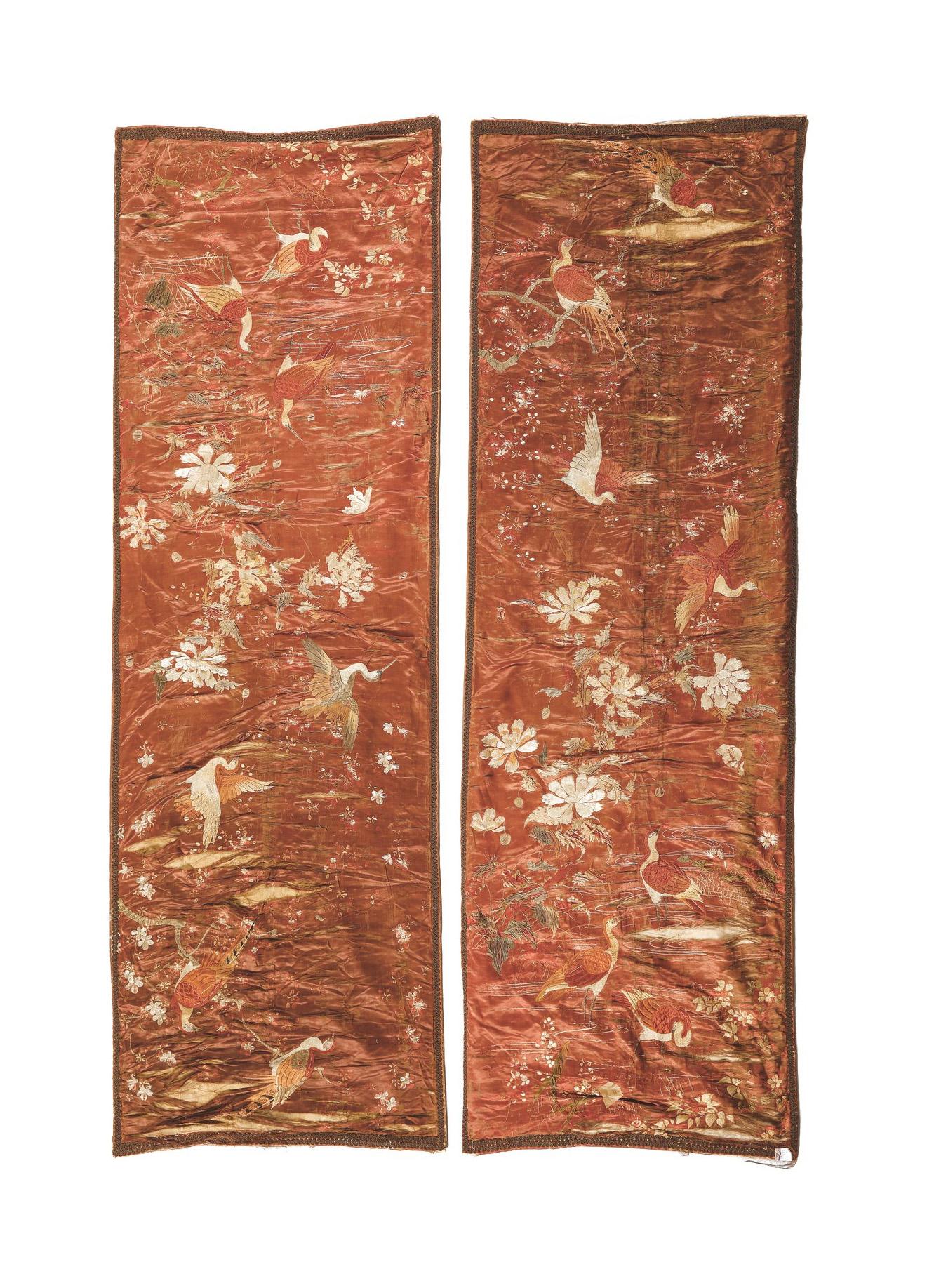 Dieses spektakuläre Paar Seidenstoffe aus der Qing-Dynastie des 19. Jahrhunderts ist ein wertvolles Beispiel für die alte chinesische Stickereikunst. Die Stoffe sind mit gestickten Mustern verziert, die wahrscheinlich mit mehrfarbigen Fäden