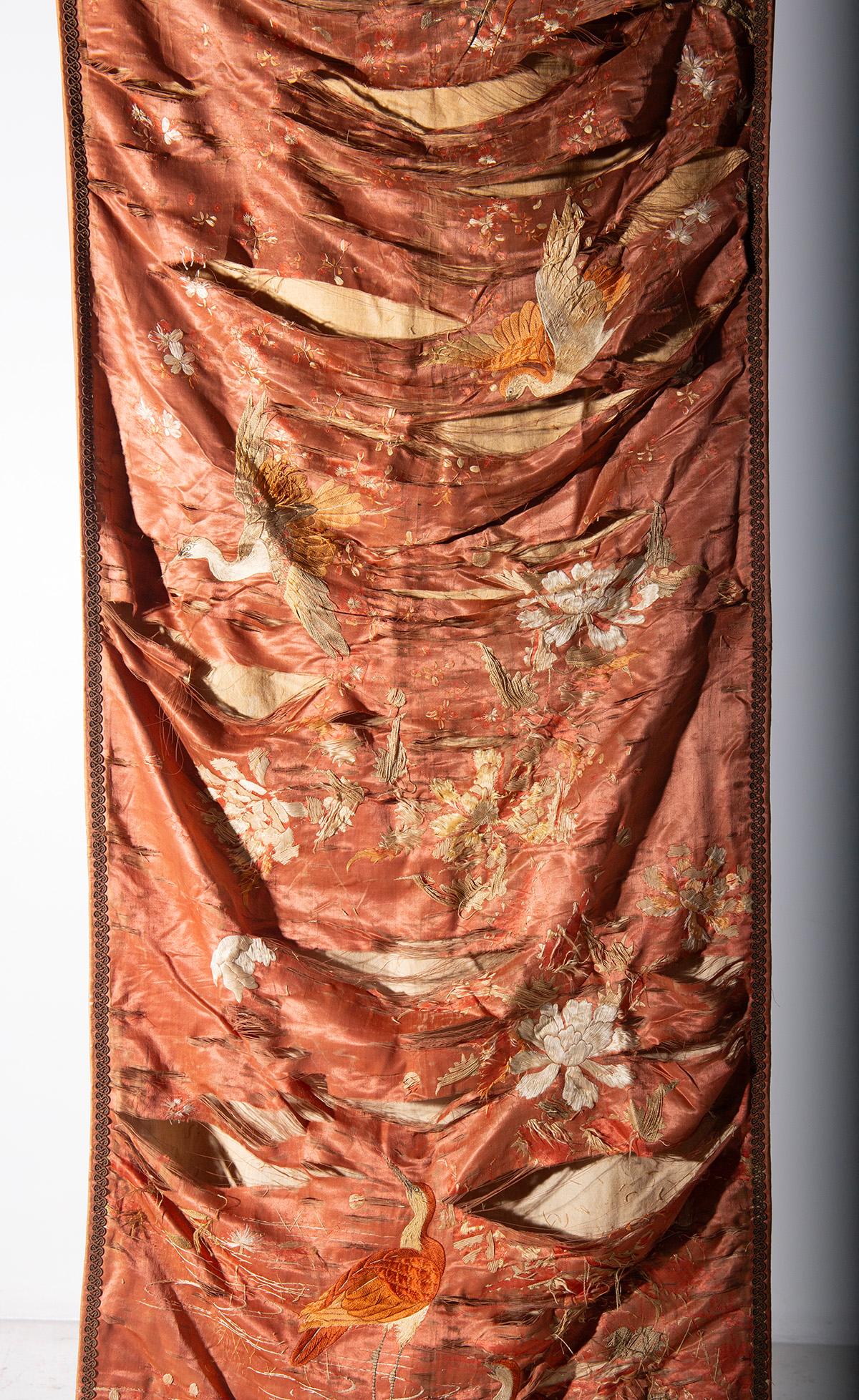 Ein Paar Seidendecken oder Stickereien, Qing-Dynastie (Chinoiserie) im Angebot