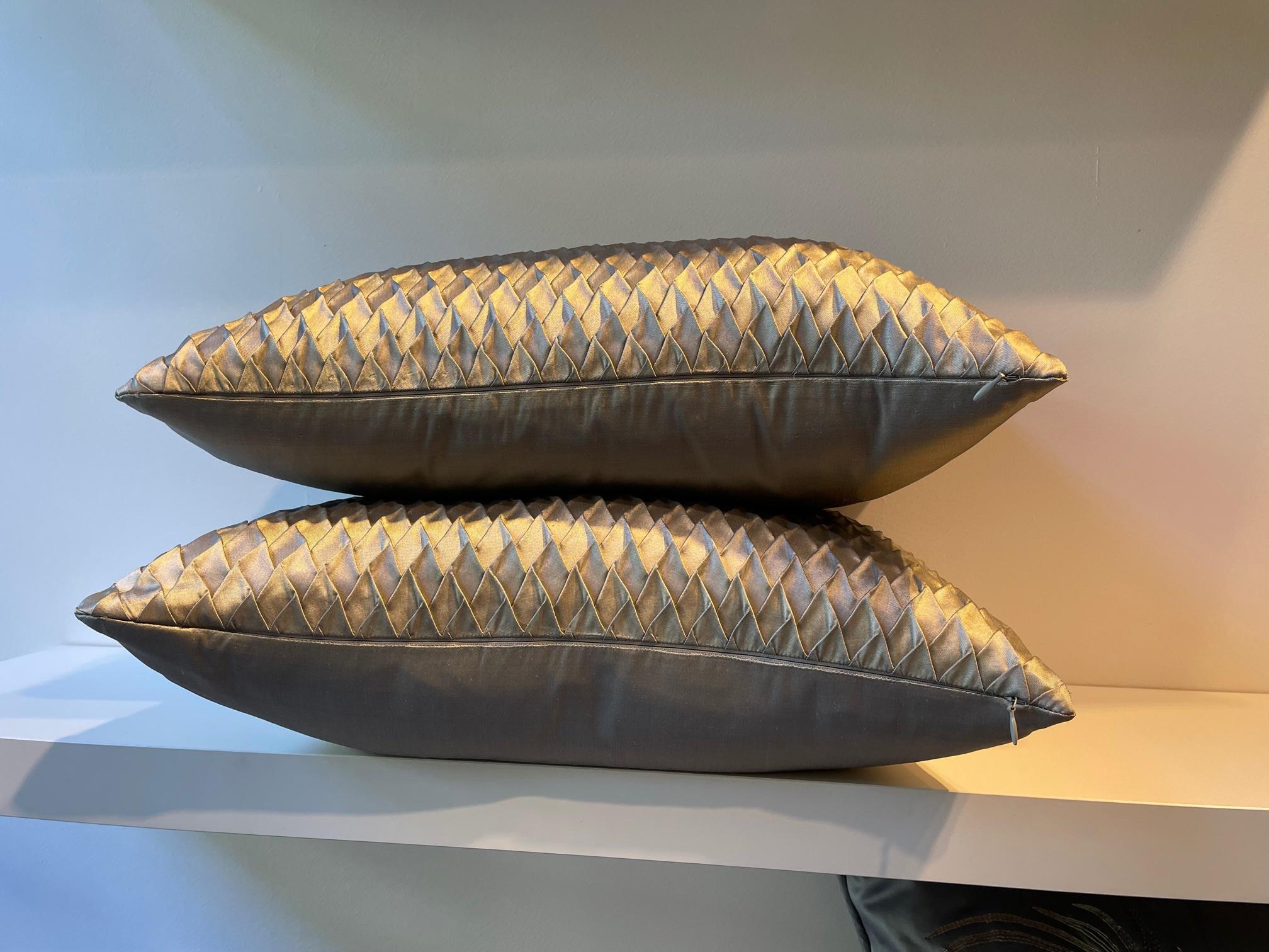 Anglais Paire de coussins en soie plissés couleur or blanc à motif d'écailles de poisson en vente