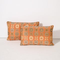 Paire de coussins à volants en soie et duvet orange et vert émeraude, motif oriental