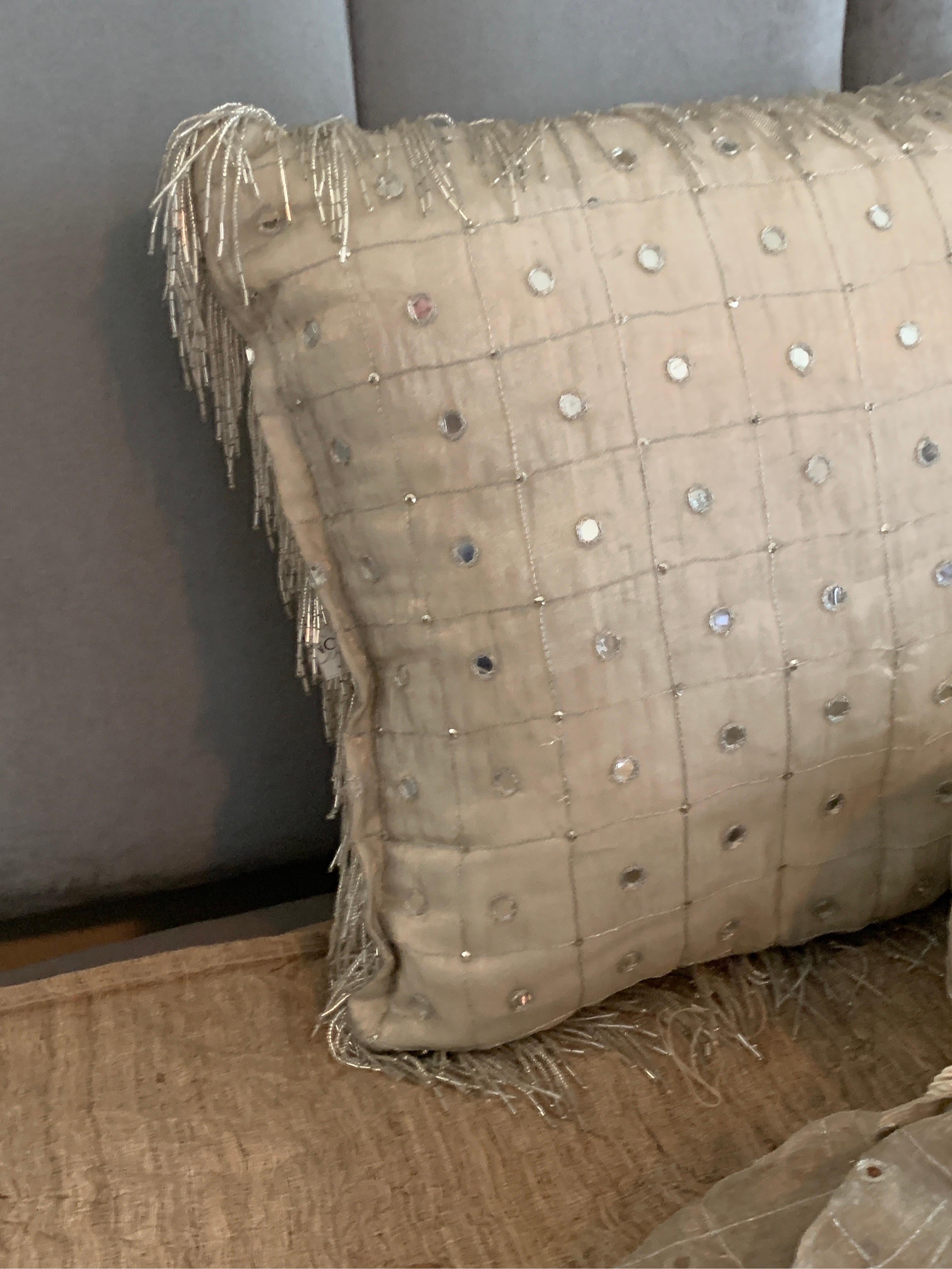Paar dekorative Bettkissen aus Seide und besticktem Deko-Bett aus Luxe Bedding Set  im Angebot 3