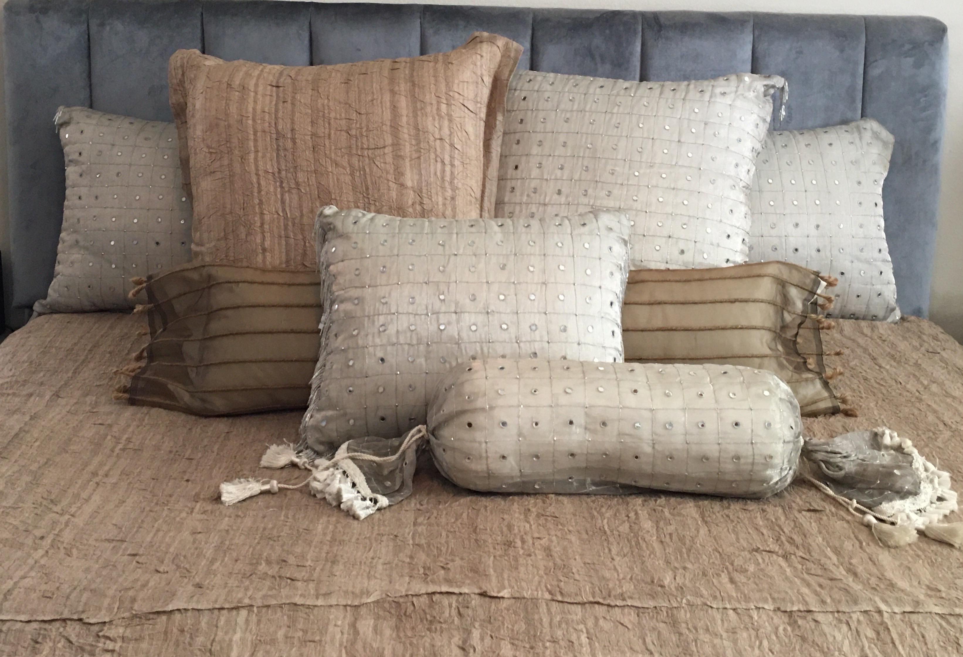 Paire de coussins de lit décoratifs en soie et broderie de Luxe Bedding Set  en vente 8
