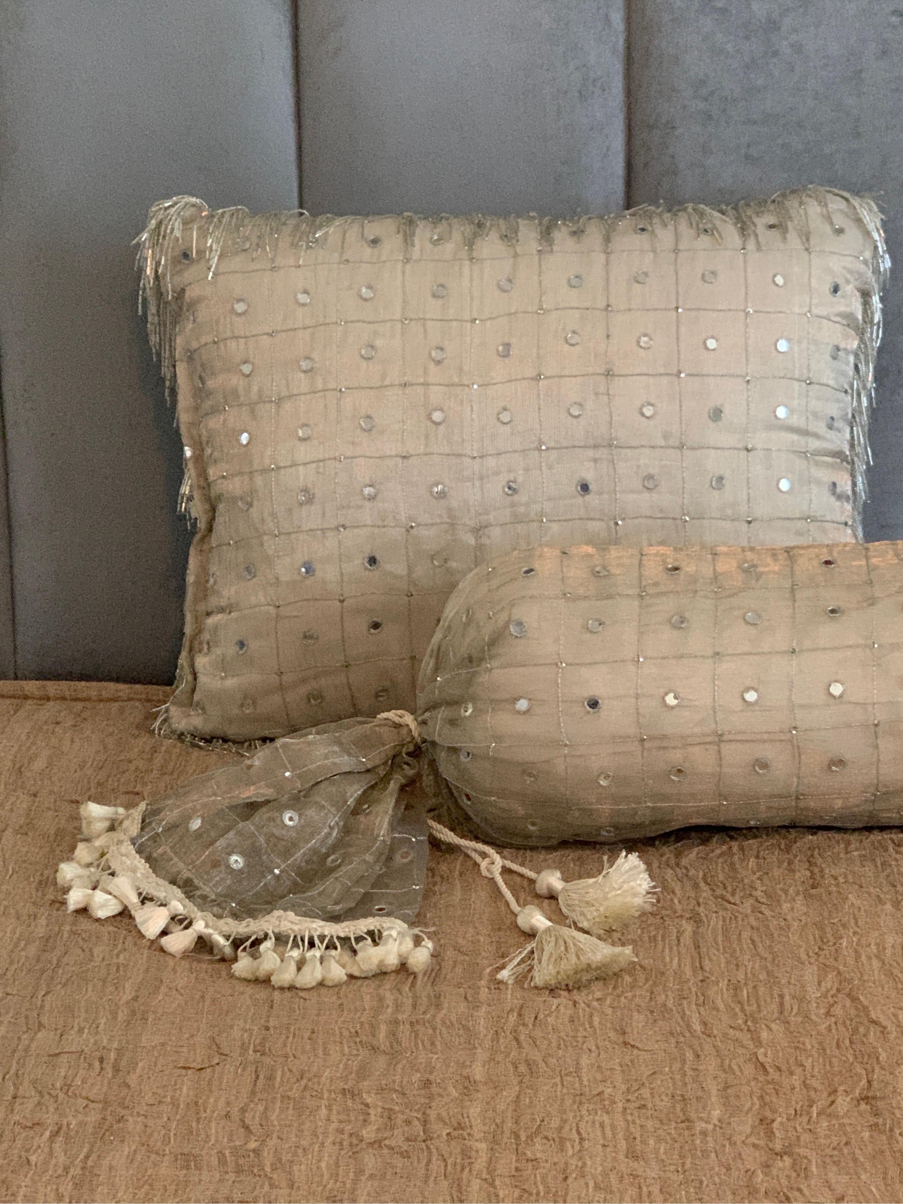 Paar dekorative Bettkissen aus Seide und besticktem Deko-Bett aus Luxe Bedding Set  (Moderne) im Angebot