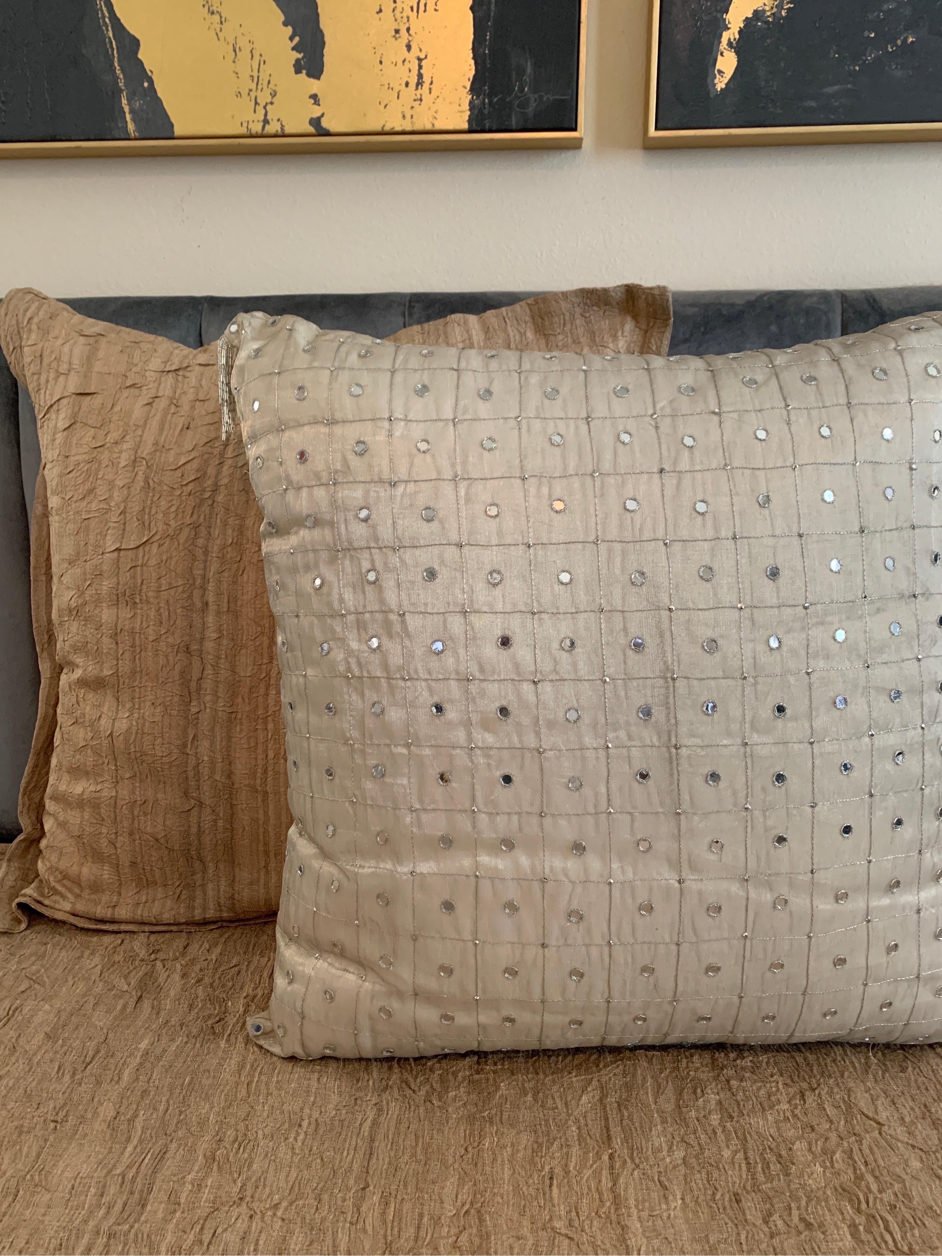 Ein Paar quadratische europäische Kissen aus Seide und besticktem Silber aus Luxe Bedding Set (21. Jahrhundert und zeitgenössisch) im Angebot