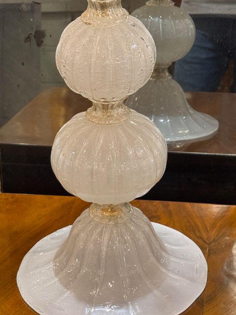 Se trata de un precioso par de lámparas de sobremesa de cristal de Murano blanco 