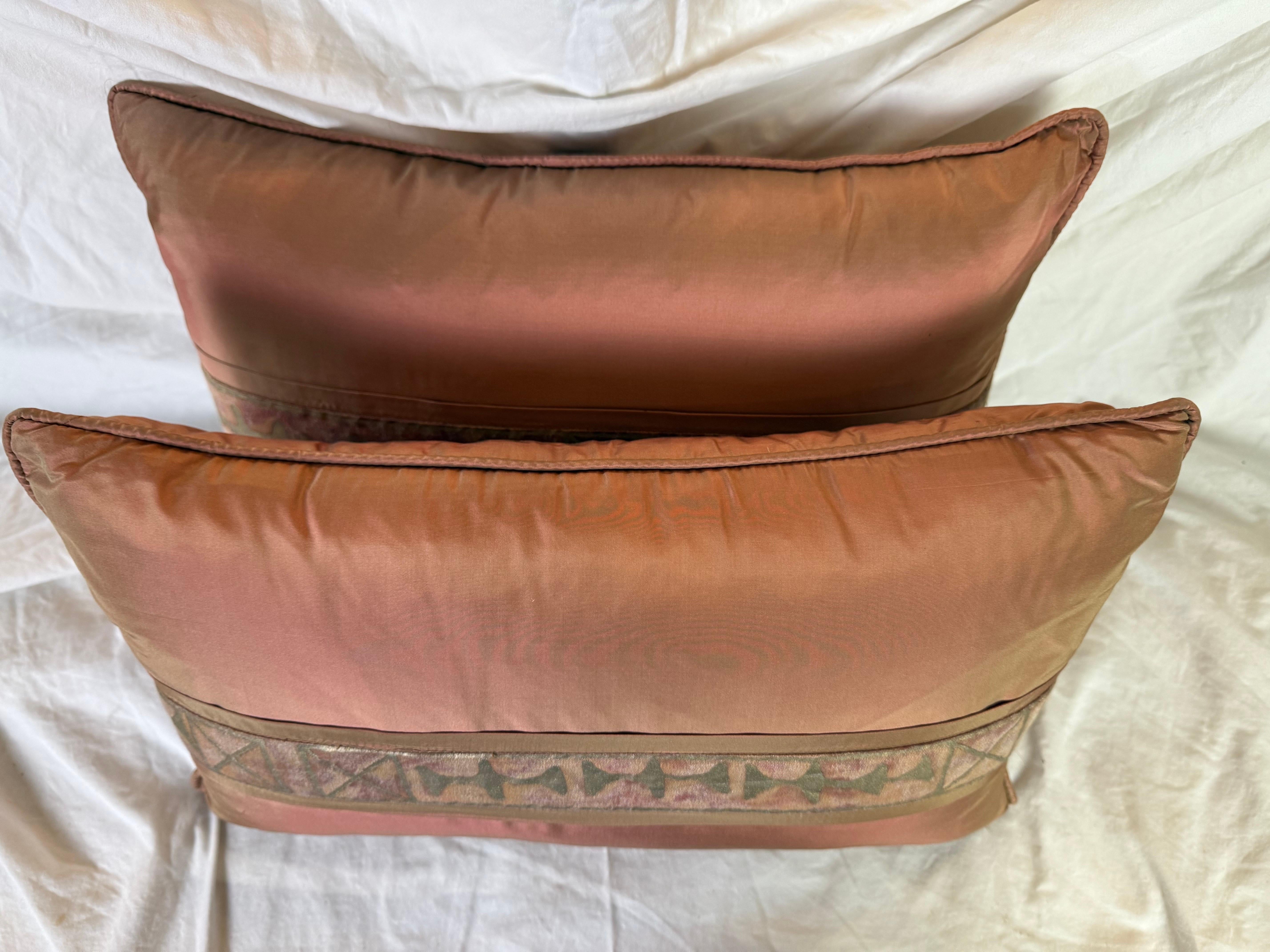 Moderno Coppia di cuscini in seta con fascia di Fortuny in vendita
