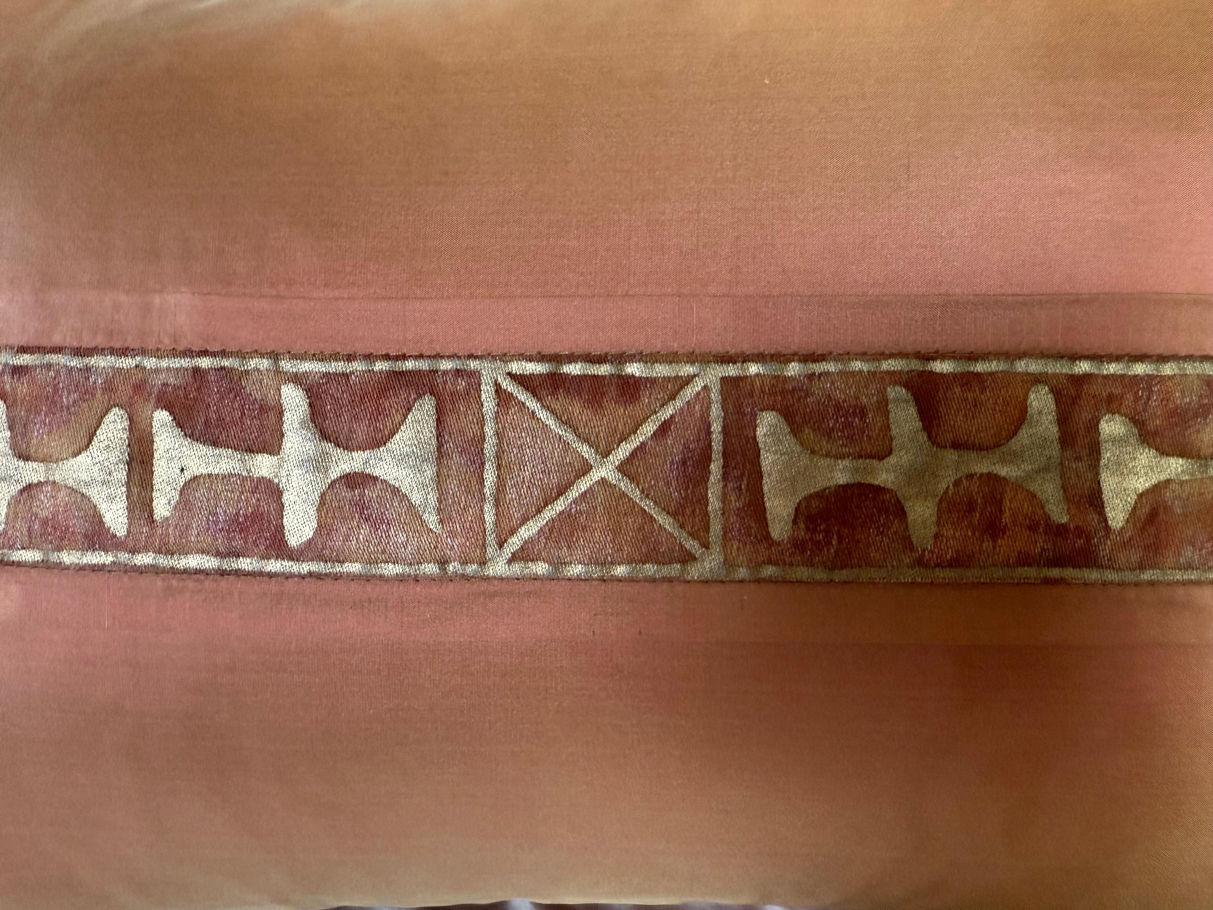 Italiano Coppia di cuscini in seta con fascia di Fortuny in vendita