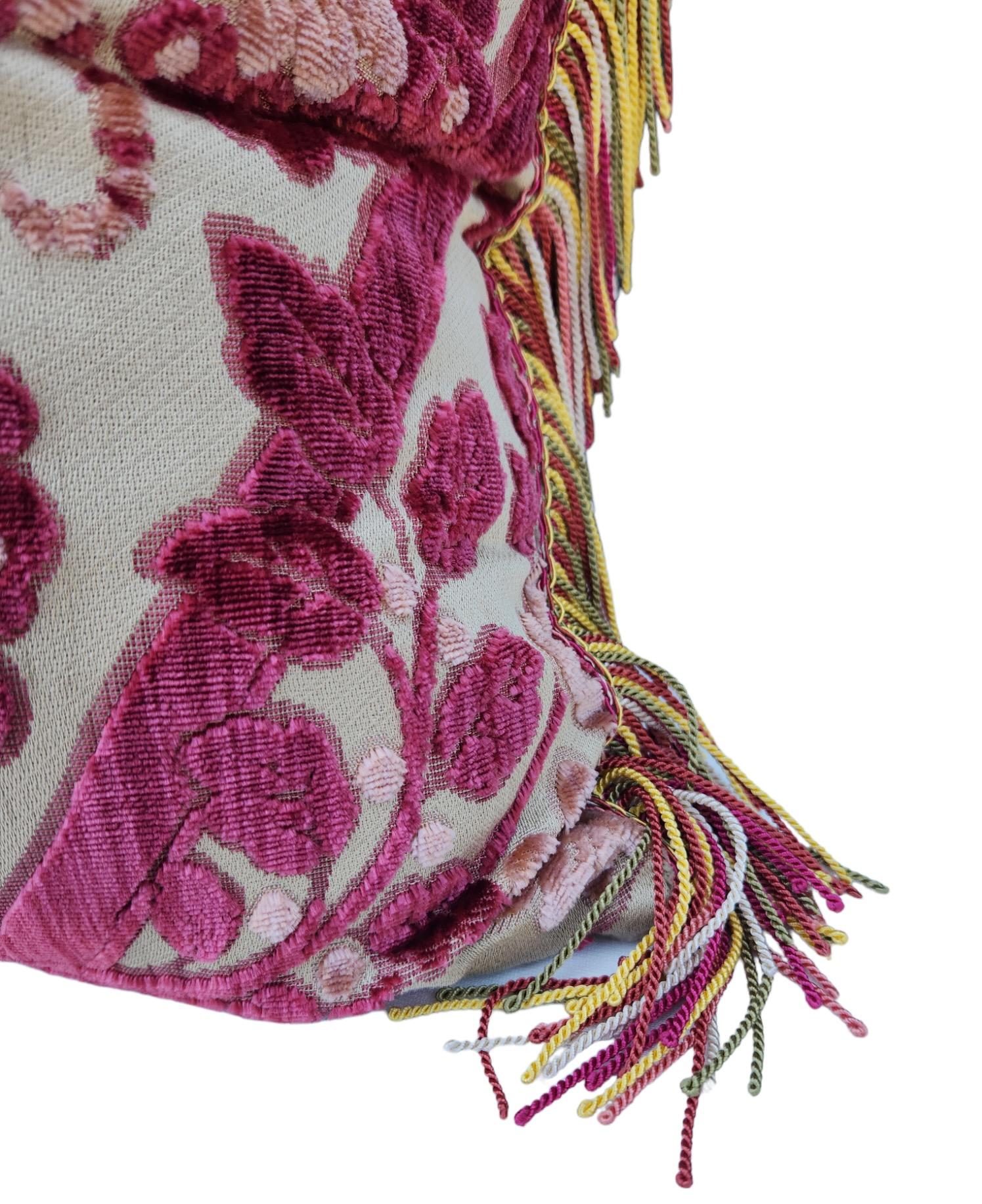 Kräftige rosa Himbeerfarbe mit einem Hauch von Gold.  Die Rückseite dieses Kissens ist ein elfenbeinfarbener Seidensamt.  Die Randgruppe ist Janet Yonaty.  8 Paare verfügbar.